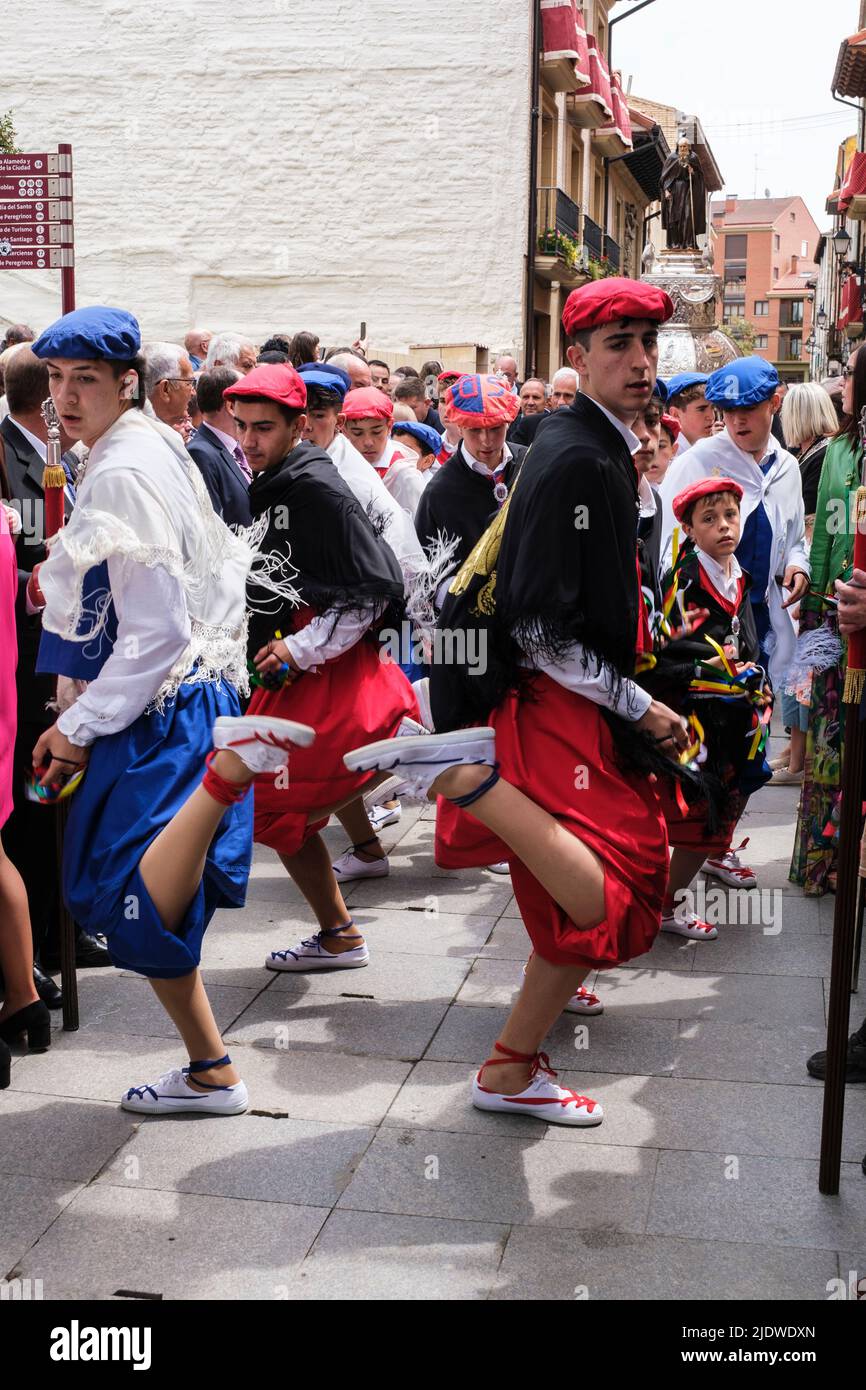 Spanien, Santo Domingo de la Calzada. Junge Männer tanzen in traditioneller Tracht in Prozession zu Ehren des heiligen Dominikus am 12. Mai, dem Jahrestag seiner Stockfoto