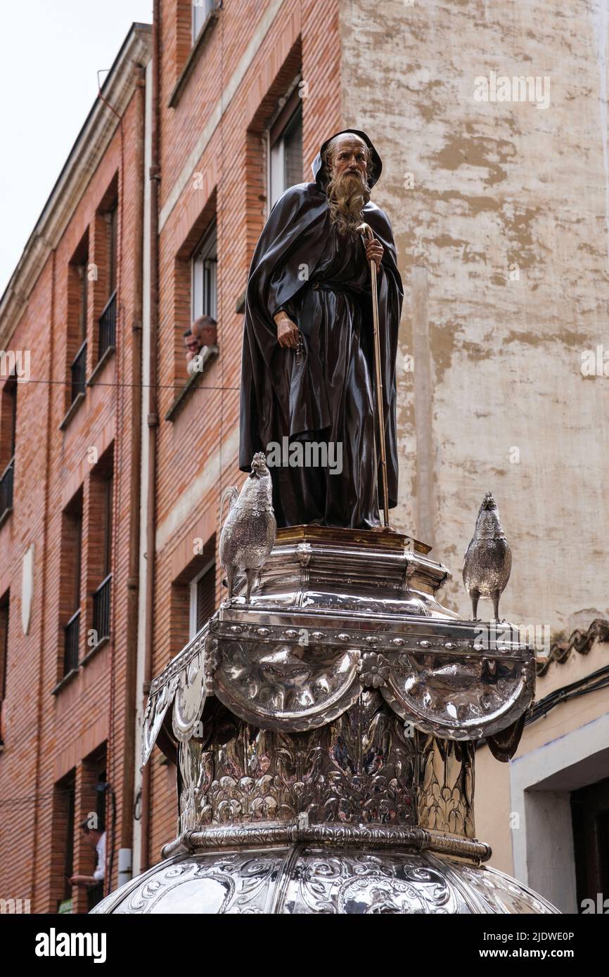Spanien, Santo Domingo de la Calzada. Statue des heiligen Dominikus in Prozession zu seiner Ehre am 12. Mai, dem Jahrestag seines Todes im Jahr 1109. Stockfoto