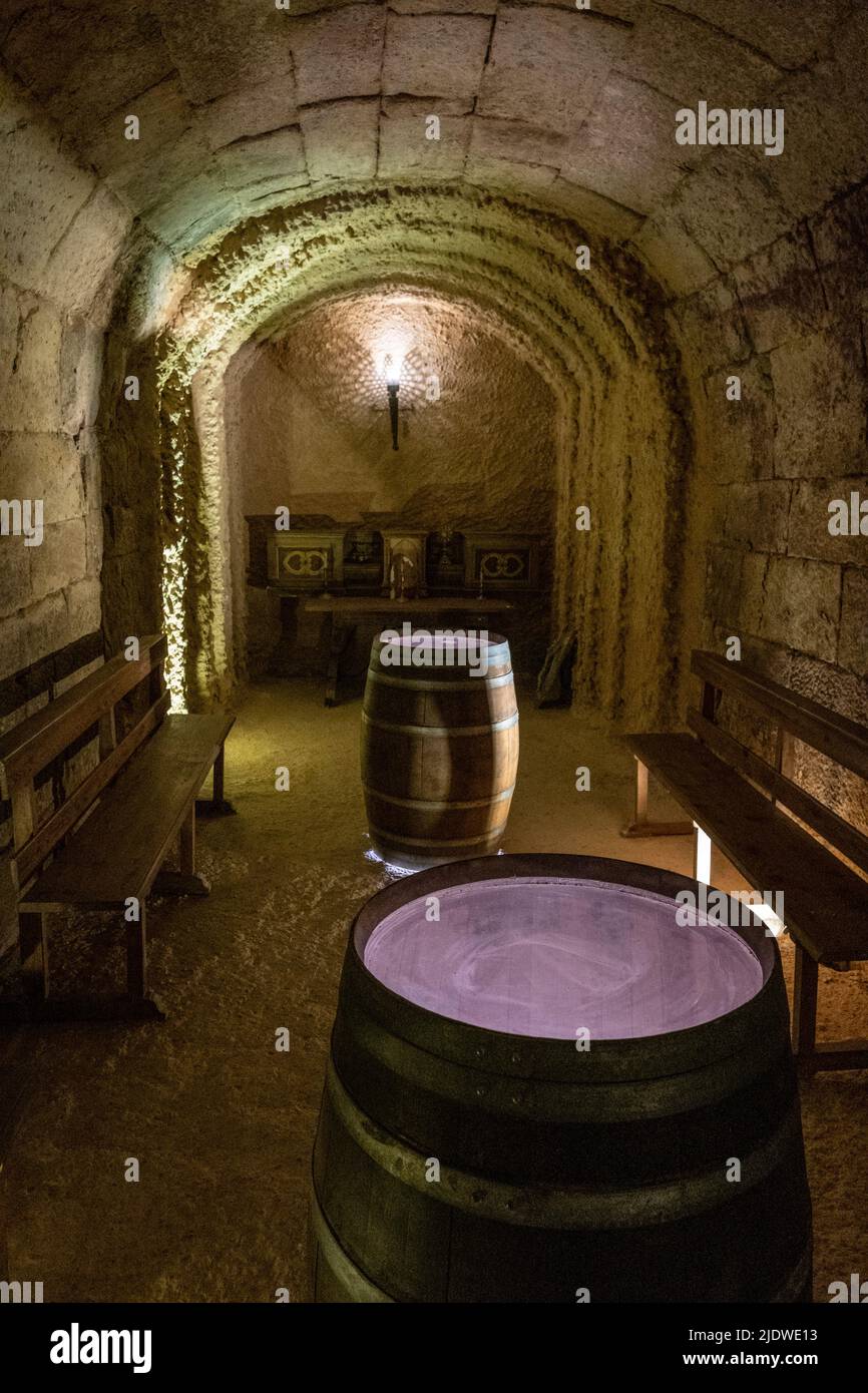 Spanien, Fuenmayor, Region La Ribera. Weingut Marques de Arviza. Diese Kapelle unter den Lagerhöhlen wurde für Hochzeiten genutzt. Stockfoto