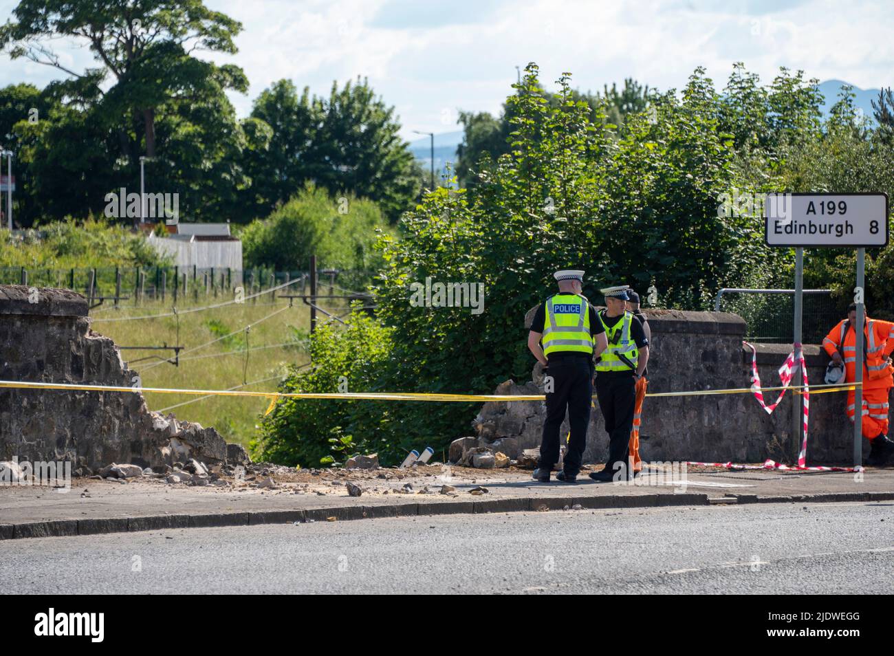 Edinburgh, Schottland, Großbritannien Donnerstag, 23. 2022. Juni: Die Hauptlinie der Ostküste wurde gesperrt, nachdem ein Lastwagen durch eine Mauer am Stadtrand von Edinburgh abgestürzt war. Es wurde ein Kran gebracht, um ihn zu entfernen Stockfoto