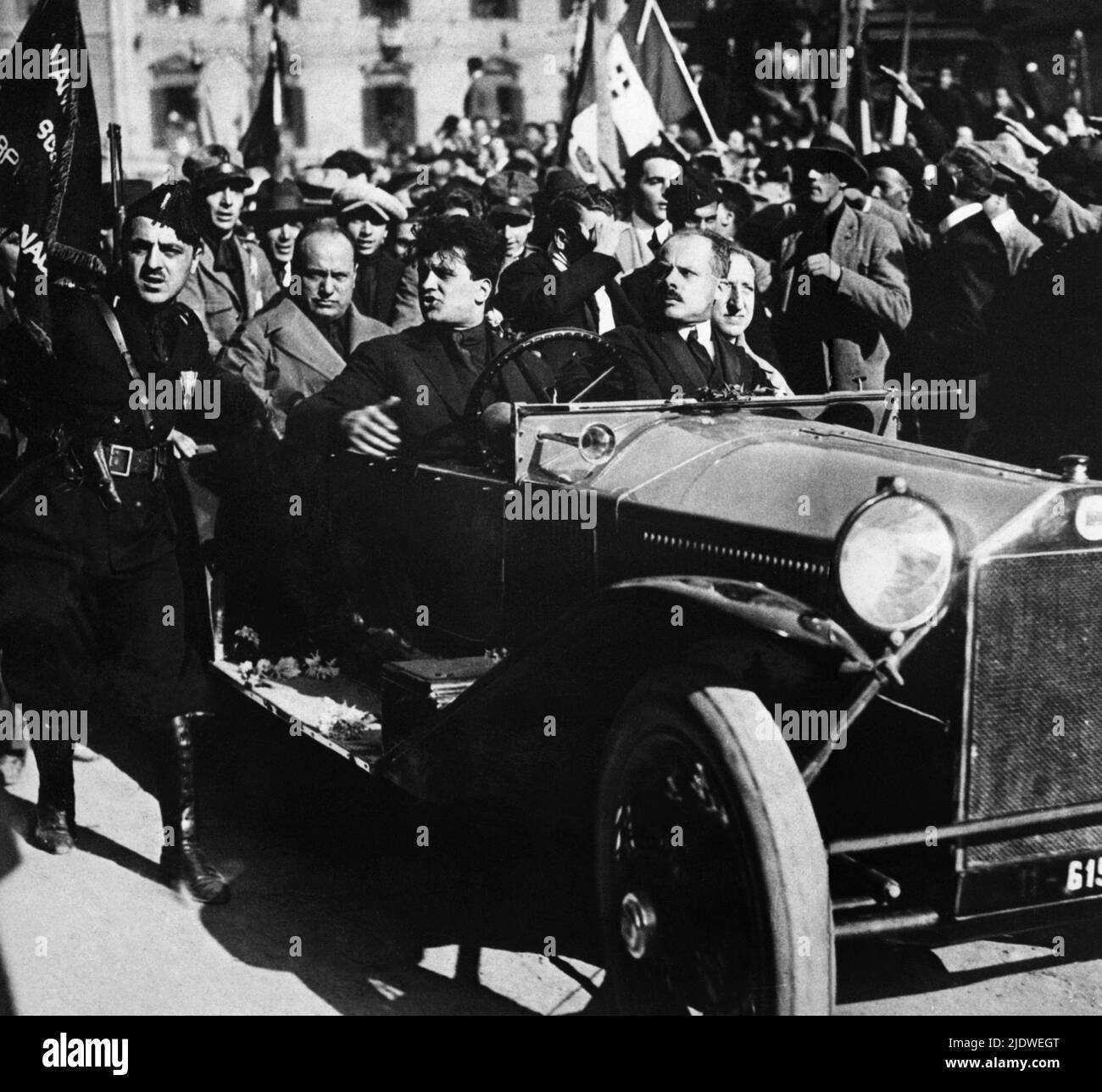1923 , Roma , ITALIEN : BENITO MUSSOLINI mit dem Faschisten CESARE ROSSI ( 1887 - 1967 ) , mit Schnurrbart hinter dem Fahrer, Einer der ersten Ankläger von Duce und Giovanni Marinelli für den Mord an dem italienischen Sozialisten GIACOMO MATTEOTTI der Tag 10 juni 1924 - SOCIALISMO - PARTITO SOCIALISTA - SOZIALISMUS - POLITICO - Portrait - ritratto - FASCHISMO - vittima del nazi-faschismo - RAPITO - RAPIMENTO - faschismus - Faschismus - Squadrista - Squadrismo - Automobil - Auto ---- Archivio GBB Stockfoto