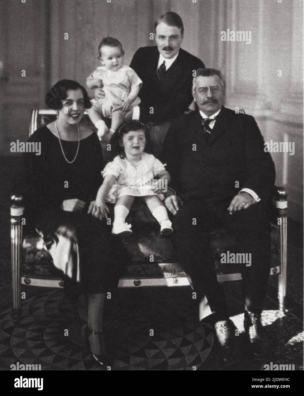 1924 , Monaco : der Prinz RANIERI III von Monaco GRIMALDI Duc von Valentinois ( RAINIER , geboren 1923 ) mit Vater Graf PIERRE DE POLIGNAC und Mutter Princesse CHARLOTTE RANIERI ( 1898 - 1977 ) , die Schwester ANTOINETTE ( geboren 1920 ) Und Großvater Prinz LUIS II GRIMALDI ( Luigi , 1870 - 1949 ) - REALI - nobiltà - nobili - ADEL - KÖNIGSFAMILIE - personalità celebrità da BAMBINI - PERSÖNLICHKEIT BERÜHMTHEITEN Prominente, als Kind - BABY - GESCHICHTE - FOTO STORICHE - bambino - Familie - Famiglia -- -- Archivio GBB Stockfoto