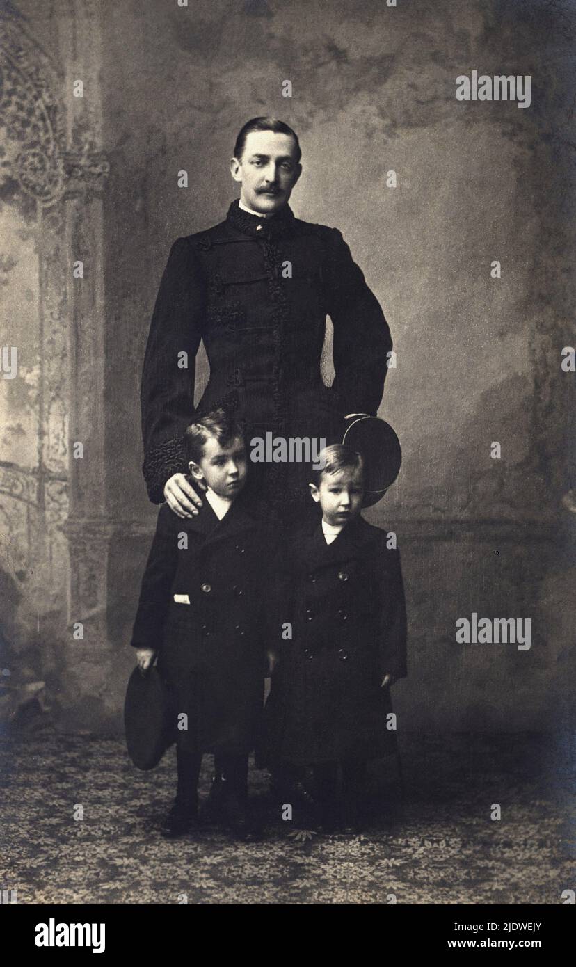 1902 ca. : Der italienische Prinz EMANUELE FILIBERTO SAVOIA - AOSTA DUCA DELLE PUGLIE und DUCA D'AOSTA ( 1869 - 1931 ), verheiratet mit dem französischen Fürstentum Héléne von Orléans ( 1871 - 1951 ) im Jahr 1895. Auf diesem Foto mit den beiden Söhnen. AMEDEO DUCA DELLE PUGLIE e DUCA D' AOSTA ( 1898 - 1942 ) Vicerè d' Etiopia von 1937, verheiratet 1927 mit Anne d' Orléans ( 1906 - 1986 ) und AIMONE DUCA DI SPOLETO e DUCA D'AOSTA , König von Kroatien im Jahr 1941, verheiratet mit Irene von Griechenland ( 1904 - 1974 ) im Jahr 1939 - Lizenzgebühren - nobili italiani - nobiltà - principe reale - ITALIA - padre e figlio - figli - personalità celebrit Stockfoto
