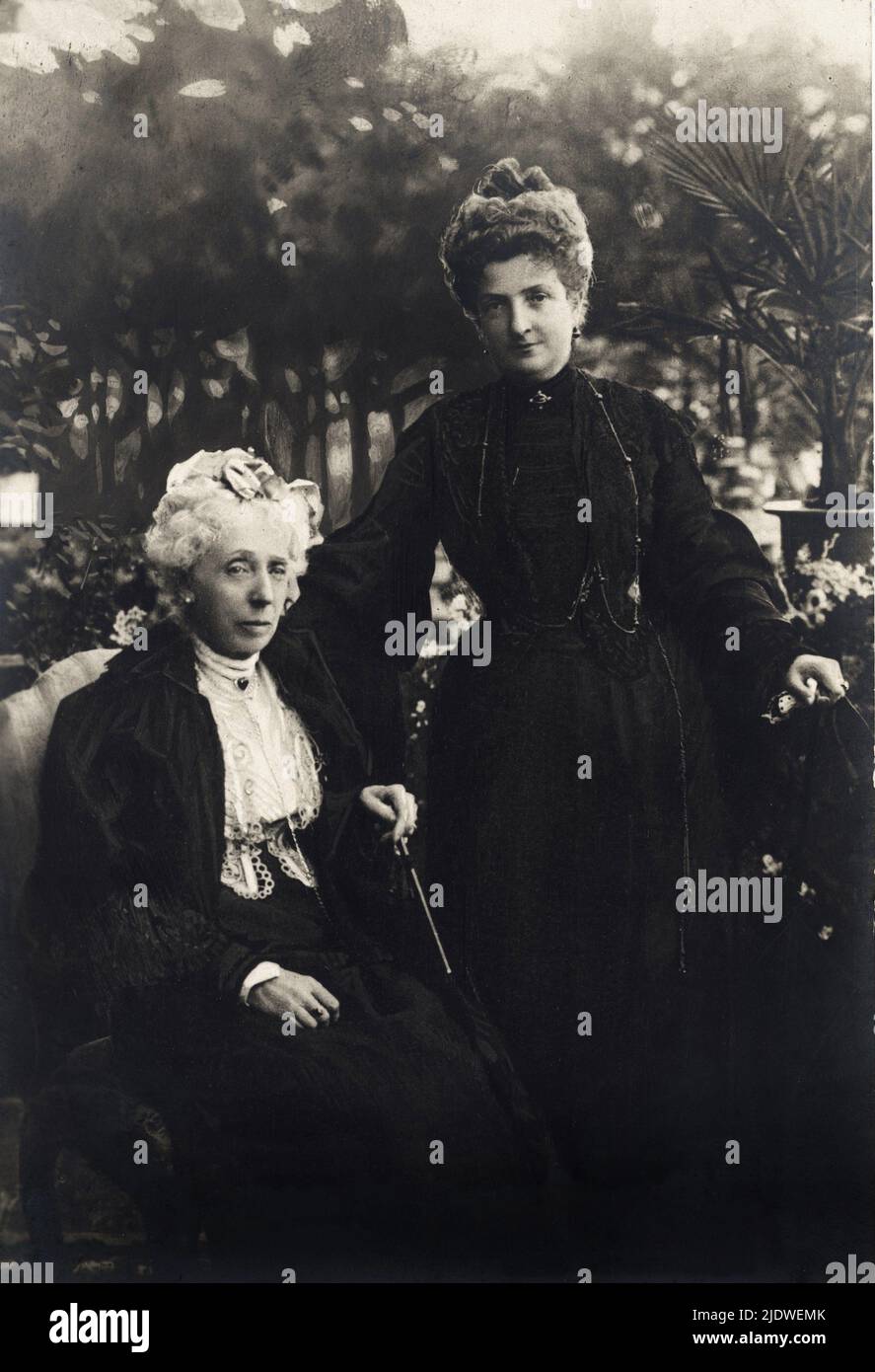 1904 ca. , Stresa , Lago Maggiore , Italien : die Königin MARGHERITA ( 1851 - 1926 ) und ihre Mutter die Herzogin von Genua ELISABETH von SAX ( Elisabetta di Sassonia , 1830 - 1912 ) , Foto von Guigoni & Bossi - CASA SAVOIA - ITALIA - REALI - Nobiltà ITALIANA - ADEL - KÖNIGE - GESCHICHTE - FOTO STORICHE - pizzo - Spitze - madre e figlia - Tochter - BELLE EPOQUE - Giardino - Garten ---- Archivio GBB Stockfoto