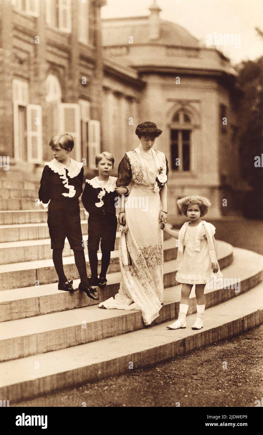 1911 Ca, Chateau de Stuyvenberg , Brüssel , BELGIEN : die belgische Prinzessin Marie José von BELGIEN ( 1906 - 2001 ) , zukünftige letzte Königin von Italien , heiratete 1930 mit dem italienischen Prinzen von Piemonte UMBERTO II di SAVOIA ( 1904 - 1983 ). Auf diesem Foto mit ihrer Mutter die KÖNIGIN ELISABETH von Belgien ( Herzogin von BAYERN , 1876 - 1956 ), verheiratet mit König Albert I. von Beligern ( 1875 - 1934 ), und seine beiden Brüder : Der zukünftige König LEOPOLD III. ( 1901 - 1983 ) und der Prinz KARL Graf von Flandern ( 1903 - 1983 ). Leopold war der Vater des Königs der Belgier Baudoin ( 1930 - 1993 ). - Haus Stockfoto