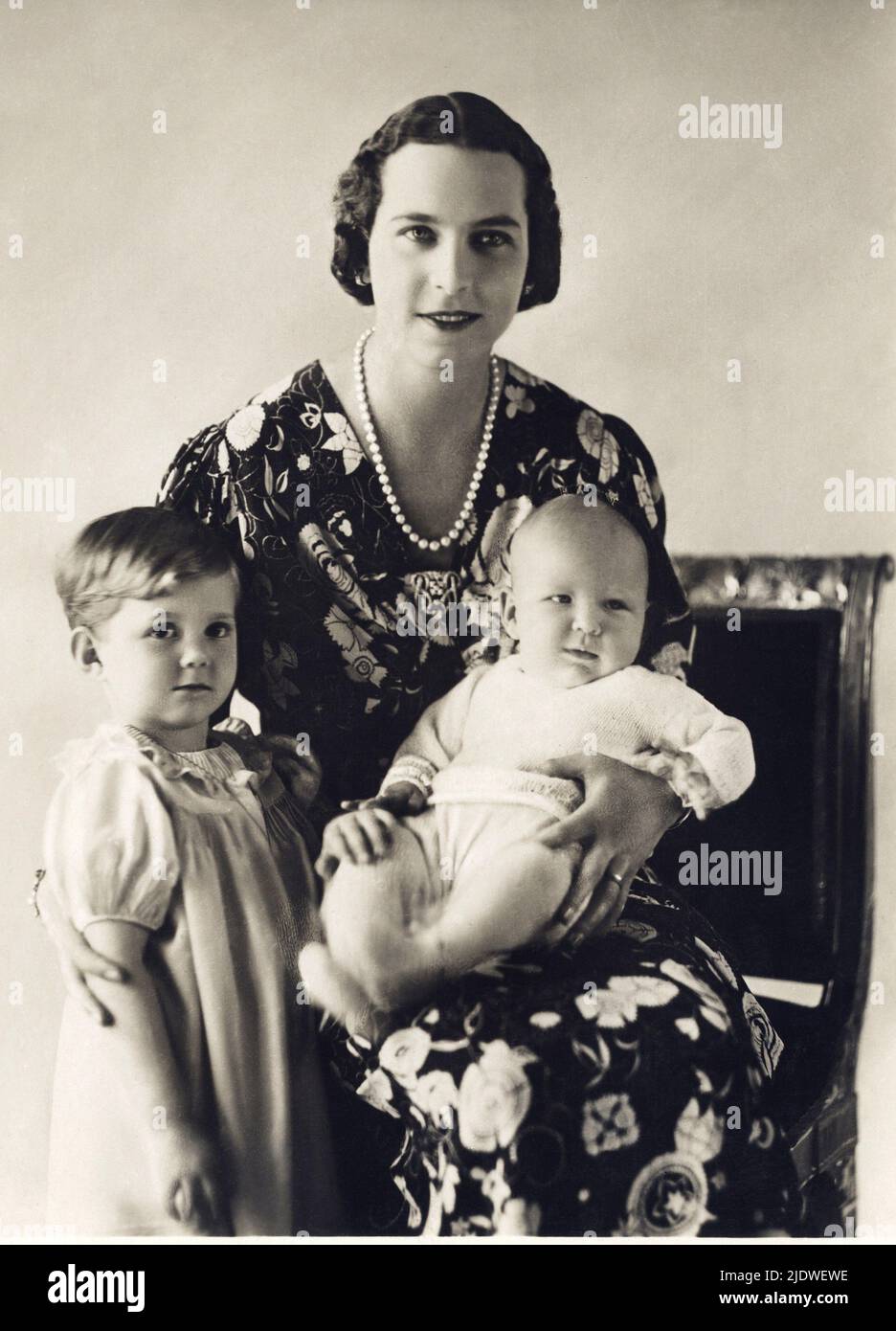 1934, september, Roma, ITALIEN: Die belgische Prinzessin Marie José von BELGIEN ( 1906 - 2001 ). Porträt von Ghitta Carell , Roma . Zukünftige letzte Königin von Italien, verheiratet im Jahr 1930 mit dem italienischen Prinz von Piemonte UMBERTO II di SAVOIA ( 1904 - 1983 ). Auf diesem Foto mit den ersten beiden Söhnen: MARIA PIA (Neapel, 24. september 1934, verheiratet mit Prinz Alexander von Jugoslawien im Jahr 1955, geschieden im Jahr 1967) und VITTORIO EMANUELE (Neapel, 12. februar 1937) - Haus BRABANT - BRABANTE - Lizenzgebühren - nobili italiani - nobiltà - principessa reale - ITALIA - BELGIO - Maria José - ritratto - Stockfoto