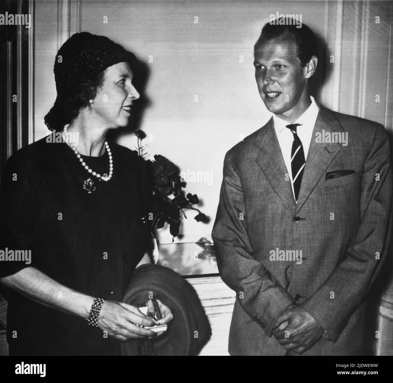 1964., 12. Mai, London, GROSSBRITANNIEN: Die belgische Prinzessin Marie José von BELGIEN (1906 - 2001), letzte Königin von Italien, heiratete 1930 mit dem italienischen König UMBERTO II. Di SAVOIA (1904 - 1983). Auf diesem Foto mit dem Sohn VITTORIO EMANUELE ( geboren ,1937 in Neapel ) im Savoy Hotel . Er hatte gerade fließen in aus Nizza (Frankreich) zu besuchen, seinen Vater Umberto, vor kurzem operiert an der London Clinic. - TELEFOTO - TELEFOTO - Haus BRABANT - BRABANTE - Royalty - nobili italiani - nobiltà - principessa reale - ITALIA - BELGIO - Maria José - ritratto - Berühmtheit der Persönlichkeit Stockfoto
