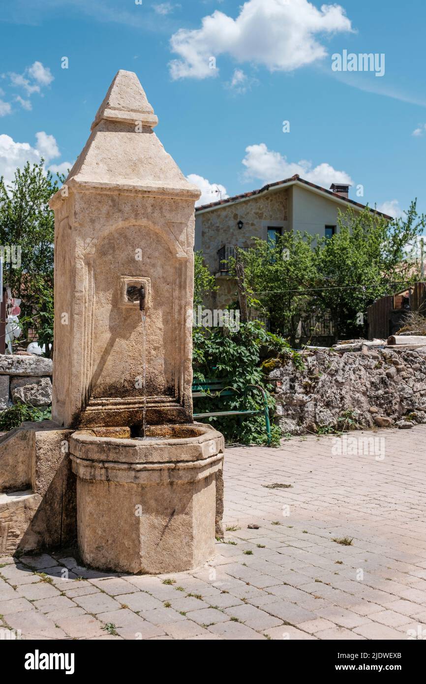 Spanien, alter Brunnen in der Kirche San Nicolas de Bari, San Juan de Ortega. Stockfoto