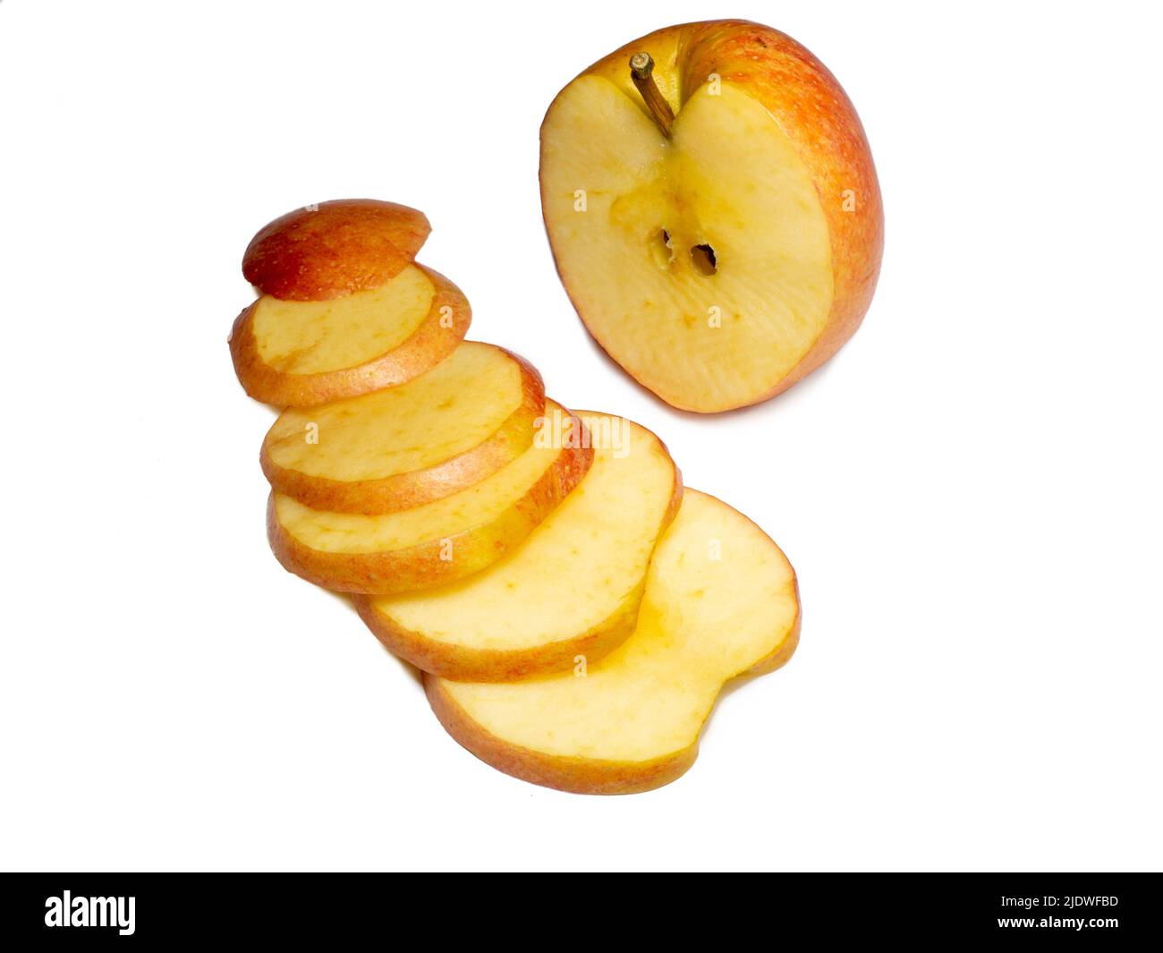 Ein großer roter Apfel in Keile geschnitten. Frische Früchte isolieren.glatt geschnittene ​​apple Keile Stockfoto