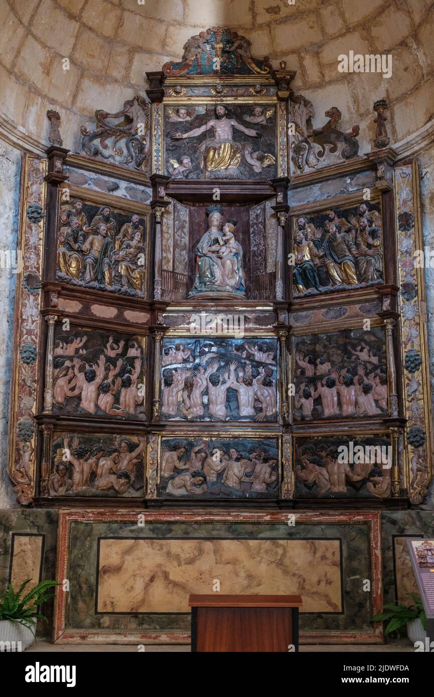 Spanien, Altarbild (Retablo), Kirche San Nicolas de Bari, San Juan de Ortega. Stockfoto