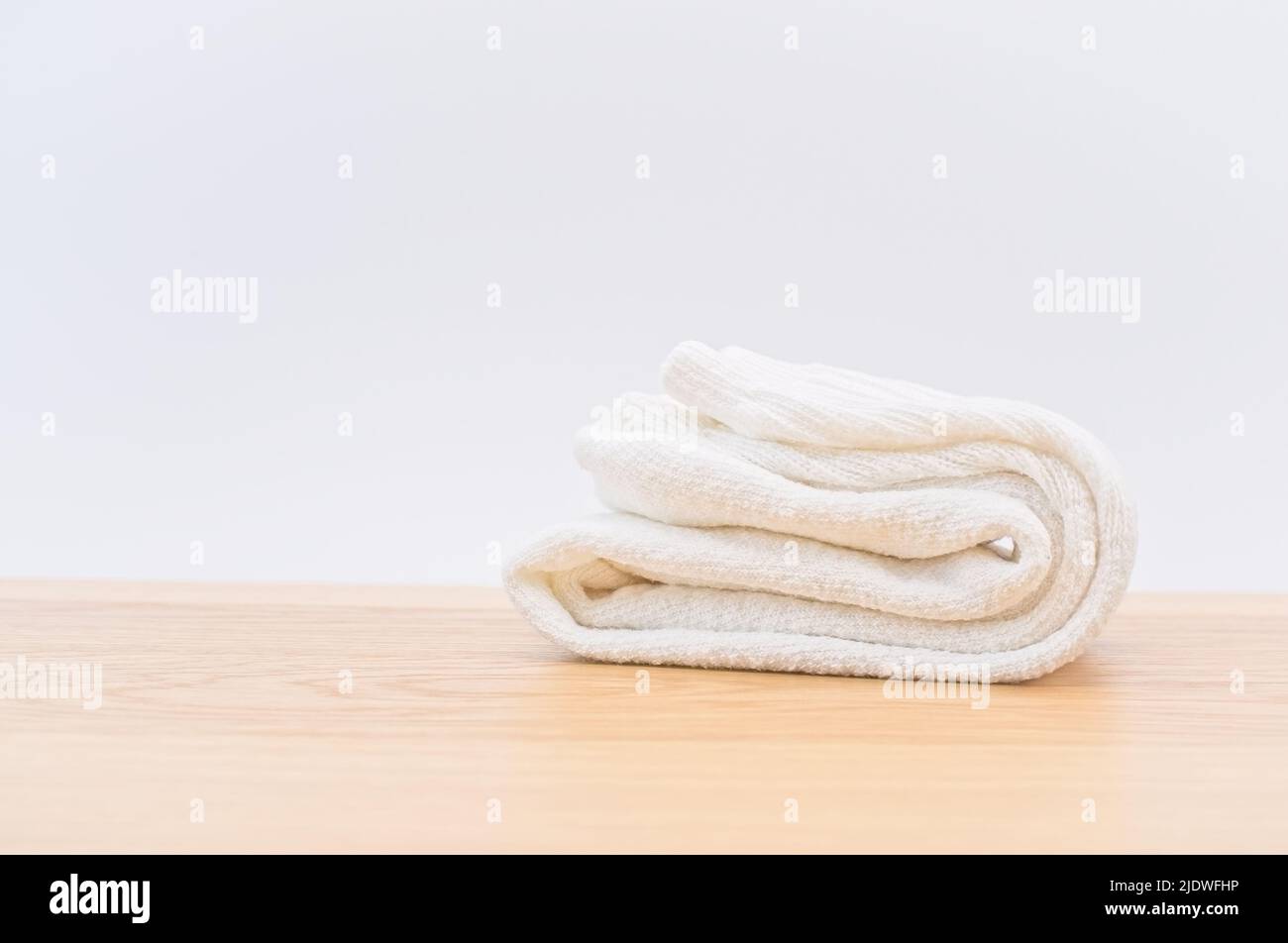 Weiße, weiche Baumwollsocken auf einem Schreibtisch Stockfoto