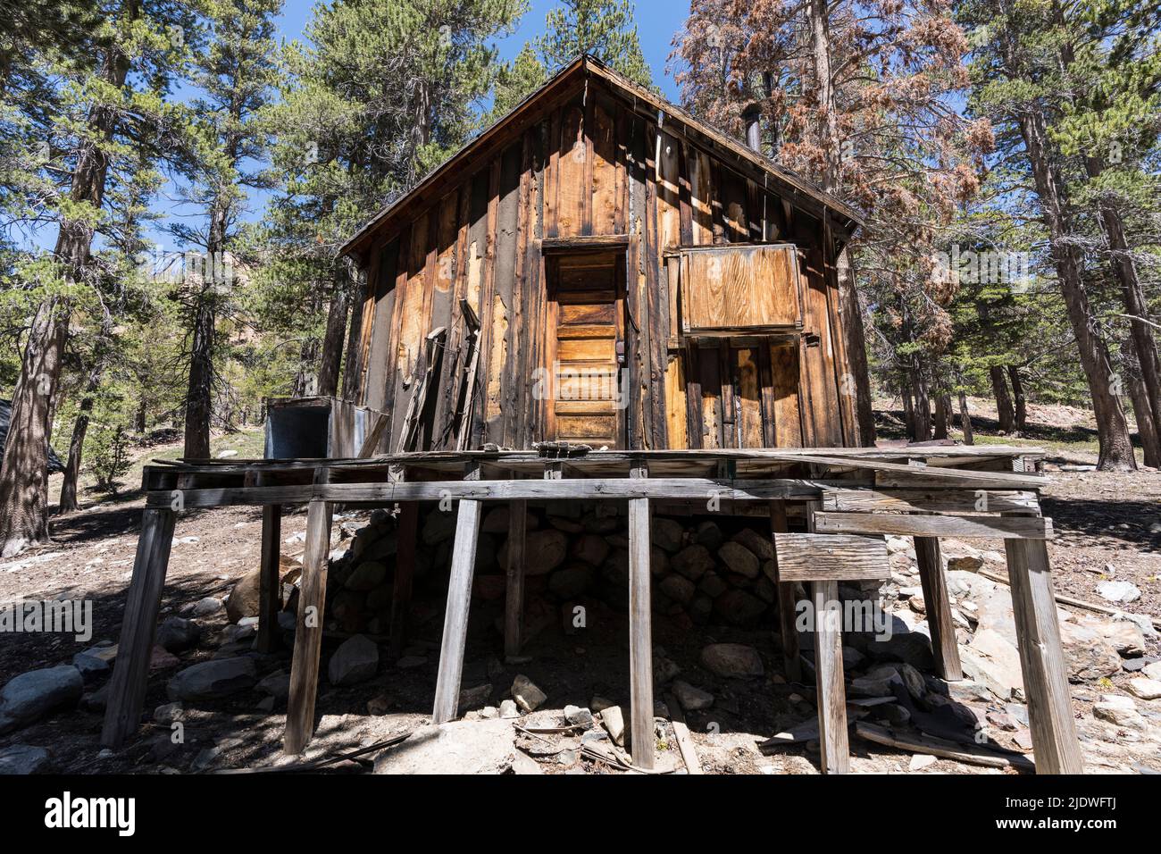Verlassene Goldminen-Hütte auf National Forest Land in der Nähe von Mammoth Lakes in den kalifornischen Sierra Nevada Bergen. Stockfoto