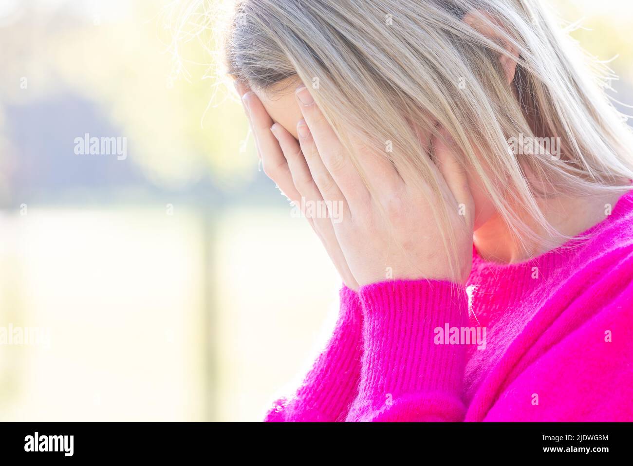 Traurige müde junge Frau, die Stirn mit Kopfschmerzen Migräne oder Depressionen, aufgeregt frustriert Mädchen mit Problem bekümmert fühlen gestresst Abdeckung weinendes Gesicht mit der Hand leiden Trauer Trauer Konzept. Hochwertige Fotos Stockfoto