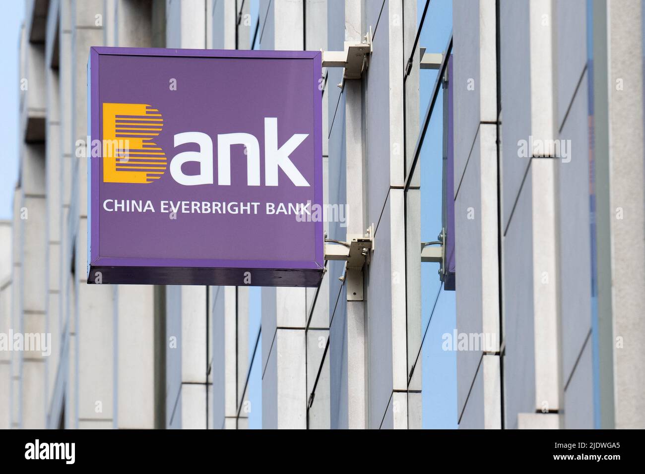 Ein Ladenschild und BANK CHINA EVERBRIGHT BANK, am 23. Juni 2022 in Luxemburg-Stadt, Luxemburg. Foto von David Niviere/ABACAPRESS.COM Stockfoto