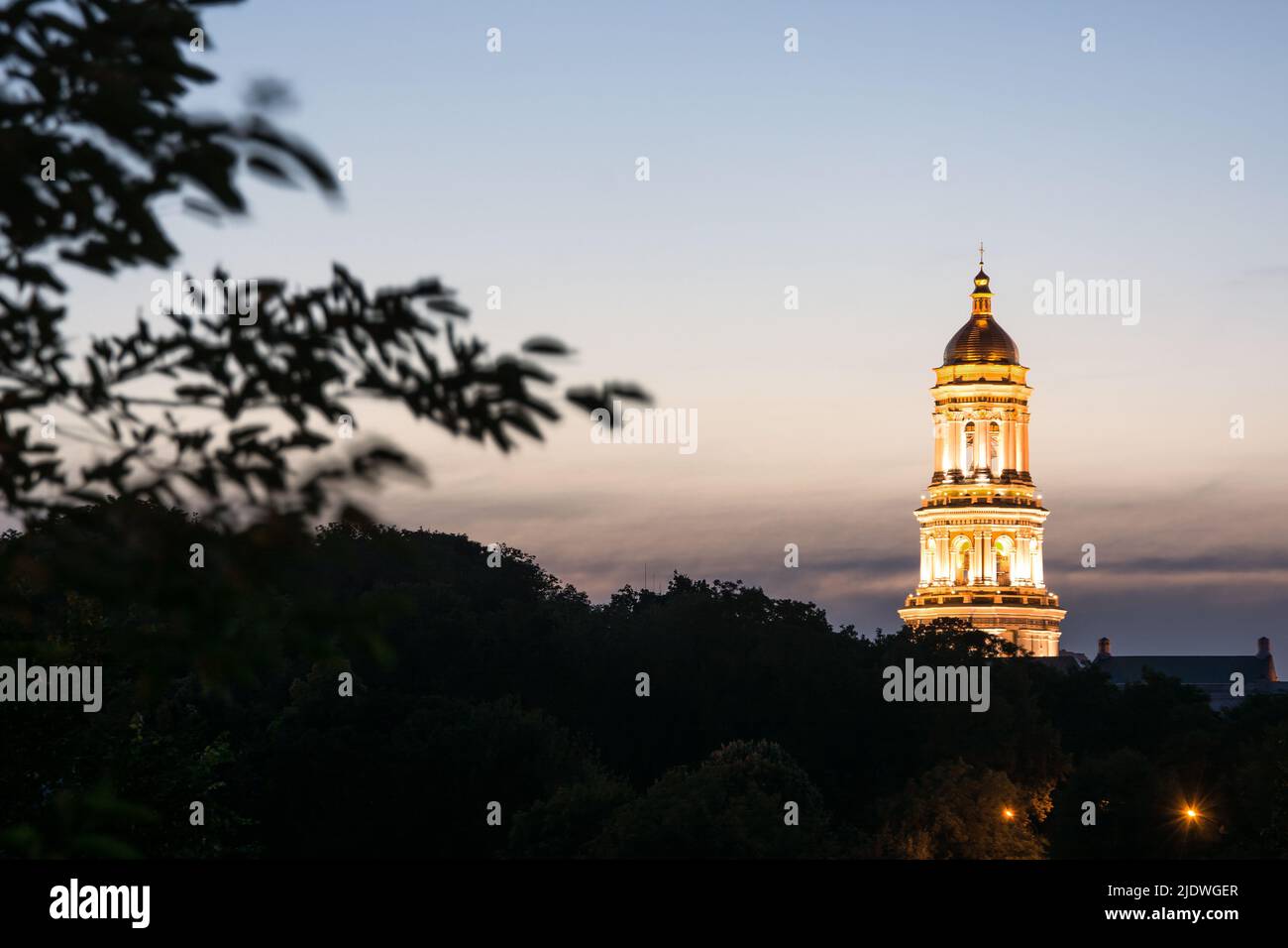 Blick auf die nächtliche Stadtlandschaft auf Kyivo-Pecherska Lavra in Kiew, Ukraine. Nächtliches Stadtbild aus dem Herzen von Kiew. Stockfoto