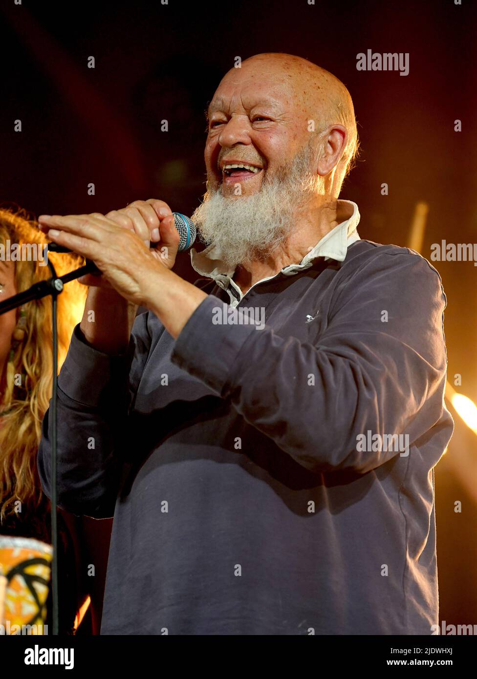 Glastonbury-Gründer Michael Eavis tritt mit seiner Band im William's Green Zelt während des Glastonbury Festivals auf der Worthy Farm in Somerset auf. Bilddatum: Donnerstag, 23. Juni 2022. Stockfoto