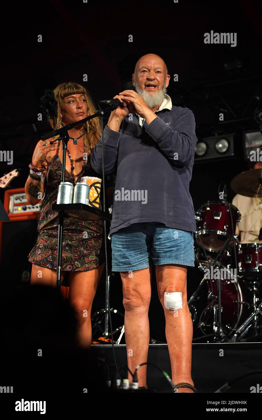 Glastonbury-Gründer Michael Eavis tritt mit seiner Band im William's Green Zelt während des Glastonbury Festivals auf der Worthy Farm in Somerset auf. Bilddatum: Donnerstag, 23. Juni 2022. Stockfoto