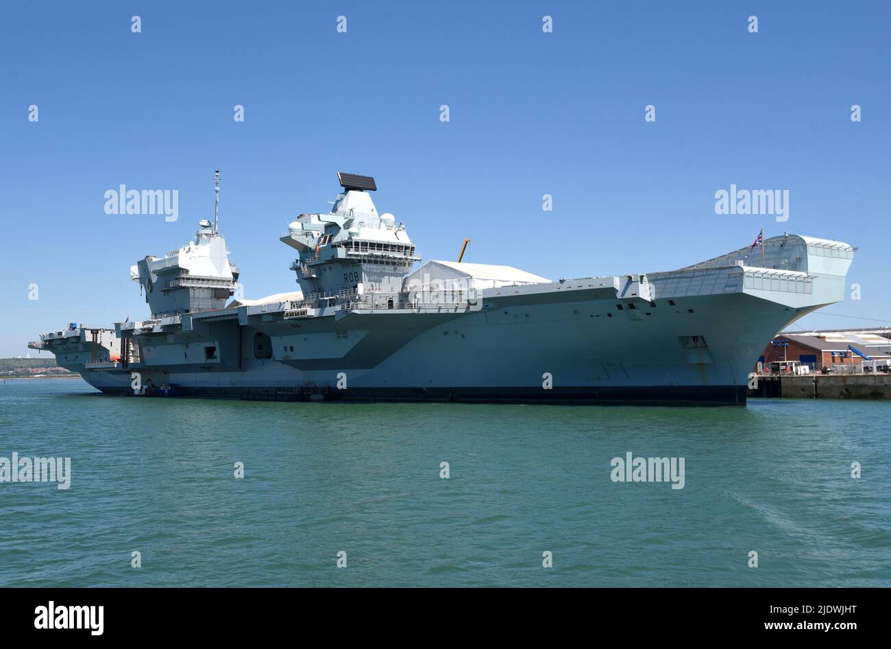 22/06/2022 Portsmouth UK HMS Queen Elizabeth ist das Flaggschiff der Royal Navy. Das 280m-Leitschiff der Queen Elizabeth-Klasse von Flugzeugträgern w Stockfoto