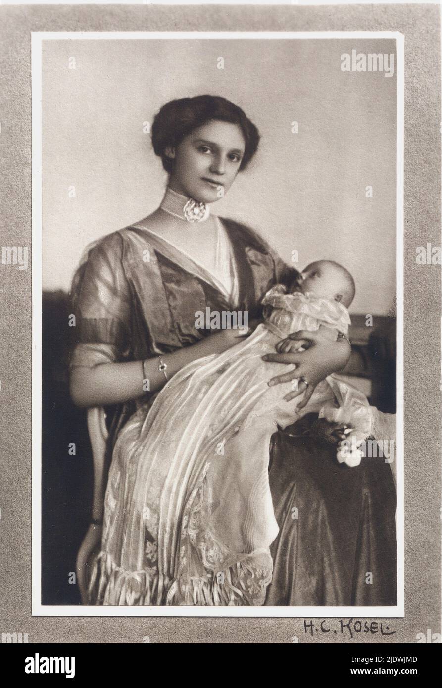 1914 ca. : Die letzte Kaiserin ZITA Maria von BORBONE - PARMA ( Prinzessin von Parma , 1892 - 1989 ) , verheiratet mit dem letzten Kaiser Kaiser Karl I. Franz Josef ( 1887 - 1922 ) von ÖSTERREICH und König von Ungarn , in diesem Porträt mit der Erherzogin-Tochter ADELHEID . Foto von H. C. Kosel , Wien - ASBURGO - ABSBURGO - ABSBURG - ASBURG - HABSBURG - Impero Austro-ungarico - UNGHERIA - Bebé - collana - Halskette - gioielli - gioiello - Schmuck - Schmuck - Familie - Famiglia - ritratto - reali austriaci - königliches österreichisch - nobili - Adel - nobiltà - BOURBON - madre e figlia - Mutter - ich Stockfoto