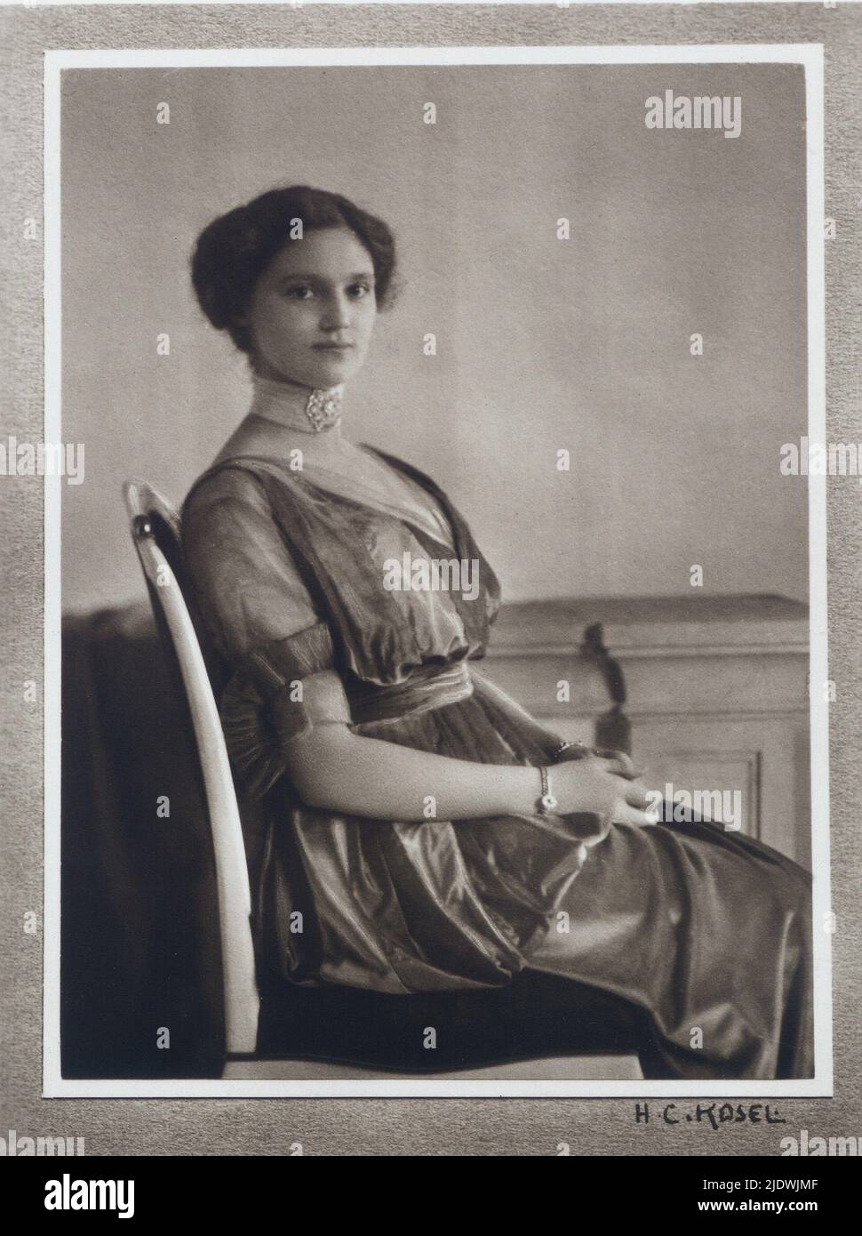 1914 ca. : Die letzte Kaiserin Kaiserin ZITA Maria von BORBONE - PARMA ( Prinzessin von Parma , 1892 - 1989 ), verheiratet mit dem letzten Kaiser Kaiser Karl I. Franz Josef ( 1887 - 1922 ) von ÖSTERREICH und König von Ungarn . Foto von H. C. Kosel , Wien - ASBURGO - ABSBURGO - ABSBURG - ASBURG - HABSBURG - Impero Austro-ungarico - UNGHERIA - collana - Halskette - gioielli - gioiello - Schmuck - Schmuck - Familie - Famiglia - ritratto - reali austriaci - königlich österreichisch - nobili - Adel - nobiltà - BOURBON - Imperatrice - Armband - braccialetto ---- Archivio GBB Stockfoto