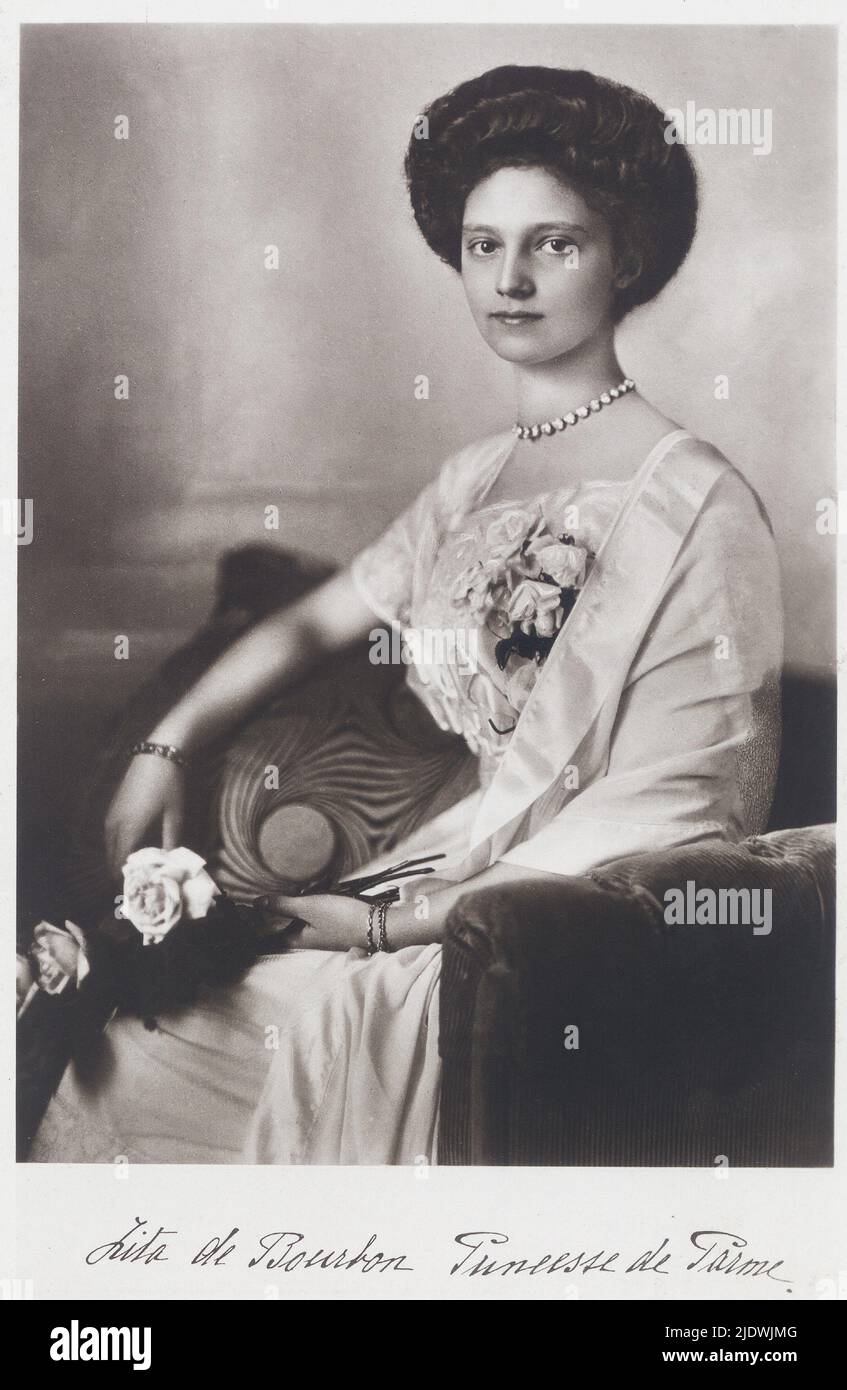 1910 ca. : Die letzte Kaiserin Kaiserin ZITA Maria von BORBONE - PARMA ( Prinzessin von Parma , 1892 - 1989 ), verheiratet mit dem letzten Kaiser Kaiser Karl I. Franz Josef ( 1887 - 1922 ) von ÖSTERREICH und König von Ungarn . Foto von C. Pietner, Wien - ASBURGO - ABSBURGO - ABSBURG - HABSBURG - ASBURG - Impero Austro-ungarico - UNGHERIA - collana - Halskette - gioielli - gioiello - Schmuck - Schmuck - ritratto - reali austriaci - königlich österreichisch - nobili - Adel - nobiltà - BOURBON - Imperatrice - Armband - Braccialetto - Rose - Rosen - fiori - Blumen - diamanti - diamante - diamants - autog Stockfoto