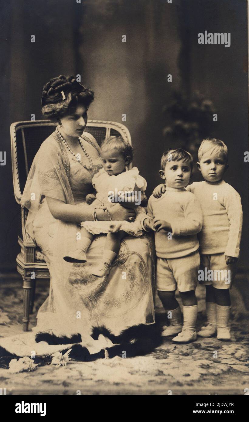 1911 ca. ,Madrid , Spanien : Die Königin von Spanien VICTORIA EUGENIA ( Ena ) Prinzessin von BATTENBERG ( die Königin Victoria von England war ihre Tante , 1887 - 1969 ) , verheiratet mit König von Spanien ALFONSO XIII ( 1886 - 1941 ), auf diesem Foto mit seinen 3 ersten Söhnen : ALFONSO Infante von Spanien Prinz von Asturien ( 1907 1938 ) , JAIME Infant von Spanien Herzog von Anjou und Segovia ( 1908 - 1975 ) , BEATRIZ Infanta von Spanien ( 1909 - 2002 verheiratet 1935 mit italienischen Prinz Alessandro TORLONIA di Civitelli Cesi ( 1911 - 1986 ) - Haus von BURBON - BORBONE - BOURBON - Königsfamilie - nobili italiani spagnoli inglesi - nobiltà - Stockfoto
