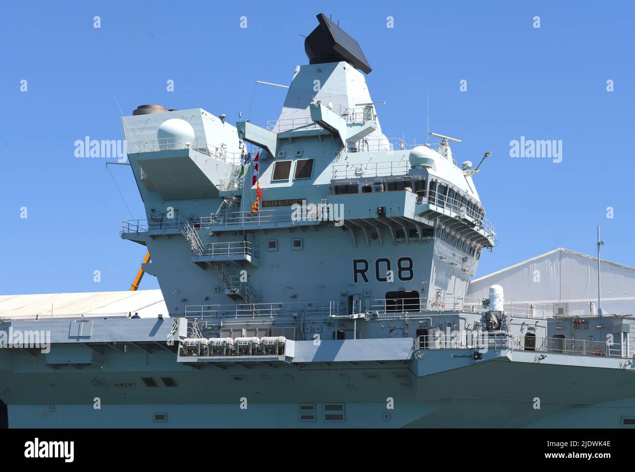 22/06/2022 Portsmouth UK HMS Queen Elizabeth ist das Flaggschiff der Royal Navy. Das 280m-Leitschiff der Queen Elizabeth-Klasse von Flugzeugträgern w Stockfoto