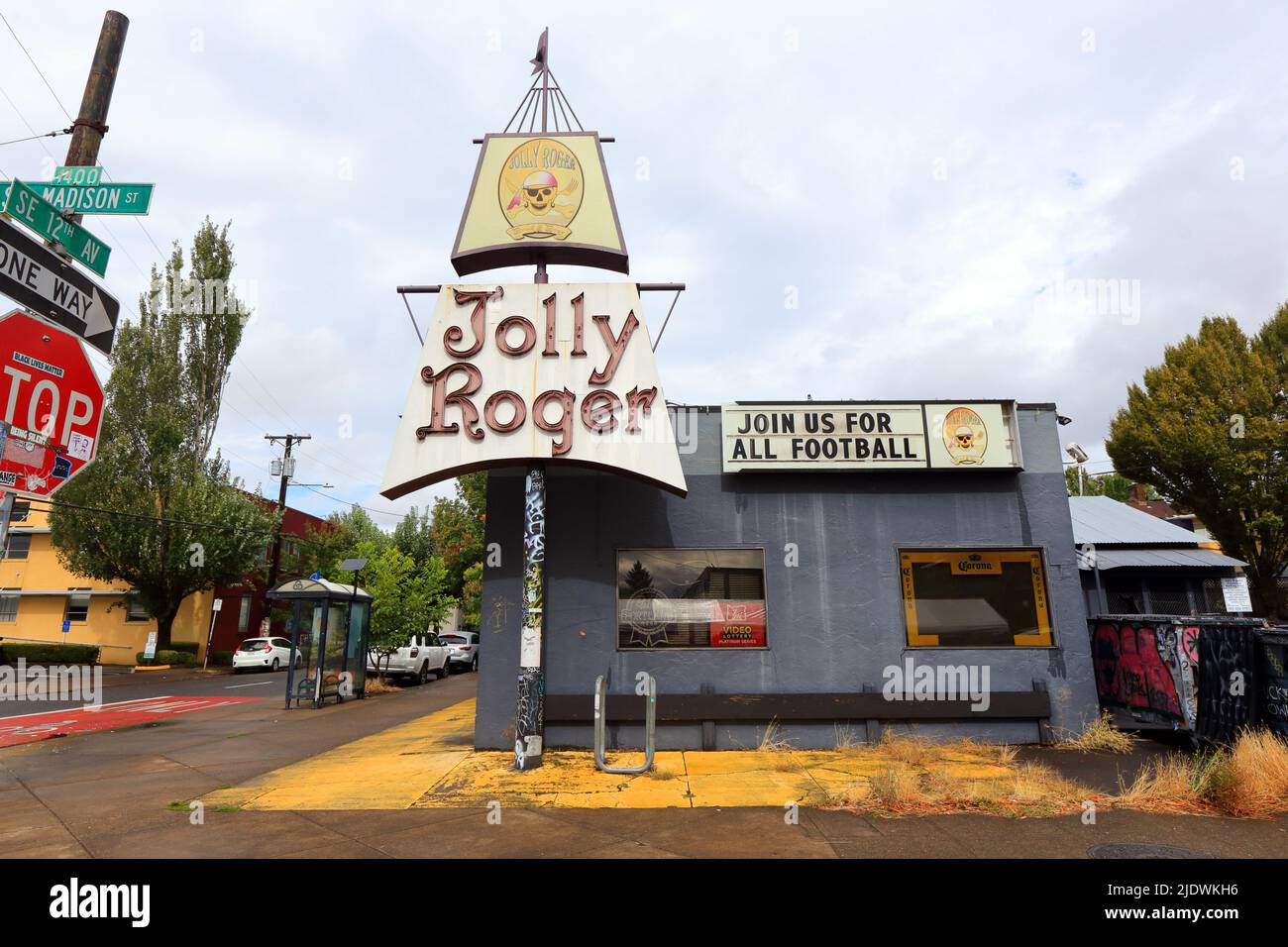Jolly Roger, 1340 SE 12. Ave, Portland Schaufensterfoto einer Sportbar im Stadtteil Buckman, Oregon. Stockfoto