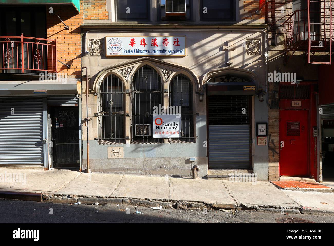 Greater Chinatown Community Association, 105 Mosco St, New York, NYC Schaufenster Foto einer gemeinnützigen Organisation in einem Kirchengebäude in Chinatown. Stockfoto