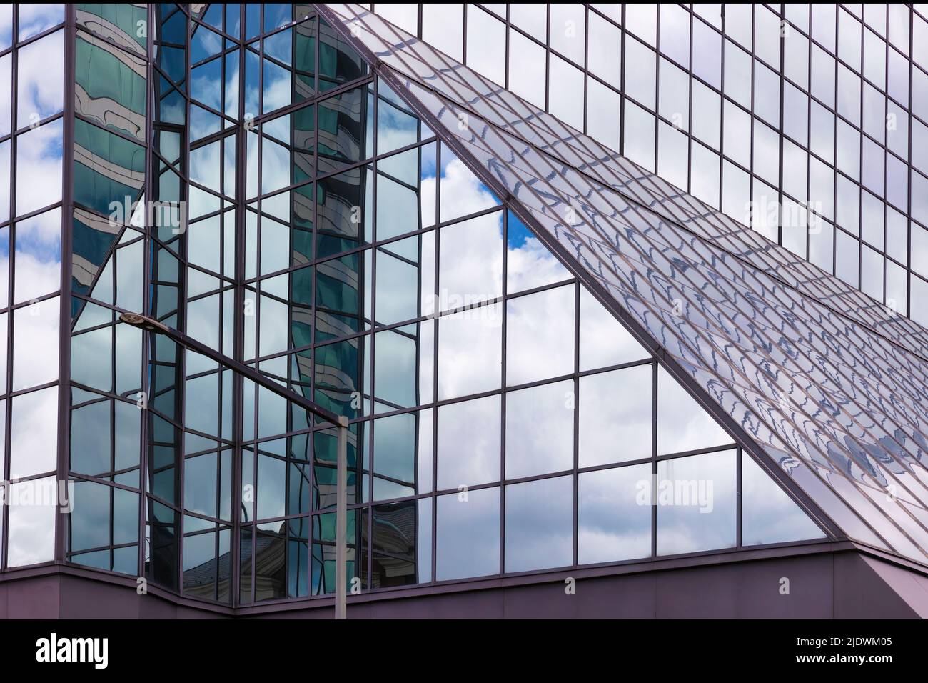 Nahaufnahme von Wolken, die sich im Glas eines Glasgebäudes spiegeln Stockfoto