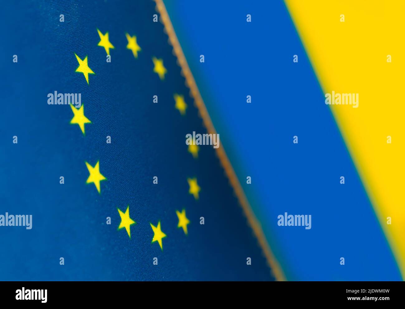 Die Flaggen der Ukraine und der EU schließen sich zusammen. EU-Beitrittskonzept der Ukraine. Stockfoto