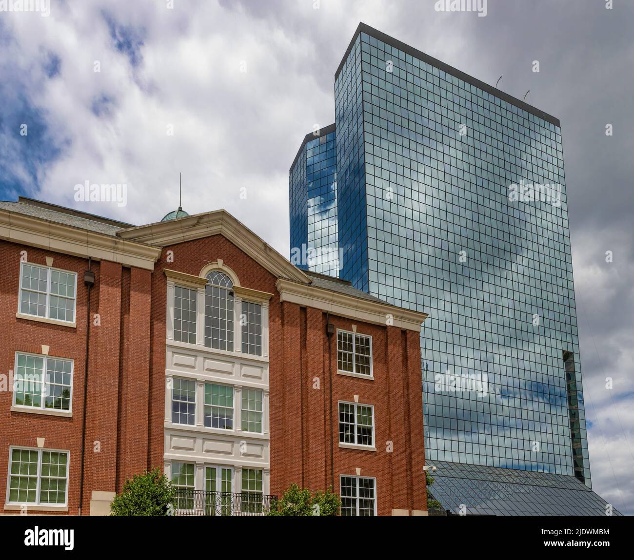 Unter bewölktem Himmel kann man alte und neue Architektur in der Innenstadt von Knoxville, Tennessee, sehen. Stockfoto