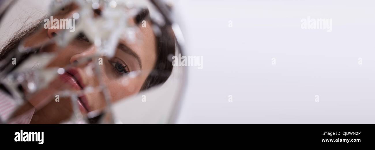 Reflexion von einer Frau Gesicht in Broken Mirror Stockfoto