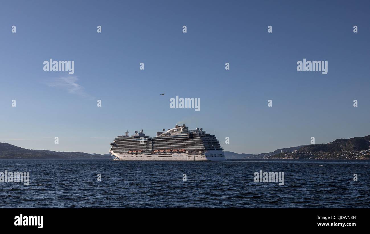 Schiff Sky Princess in Byfjorden, Abfahrt vom Hafen Bergen, Norwegen. Stockfoto