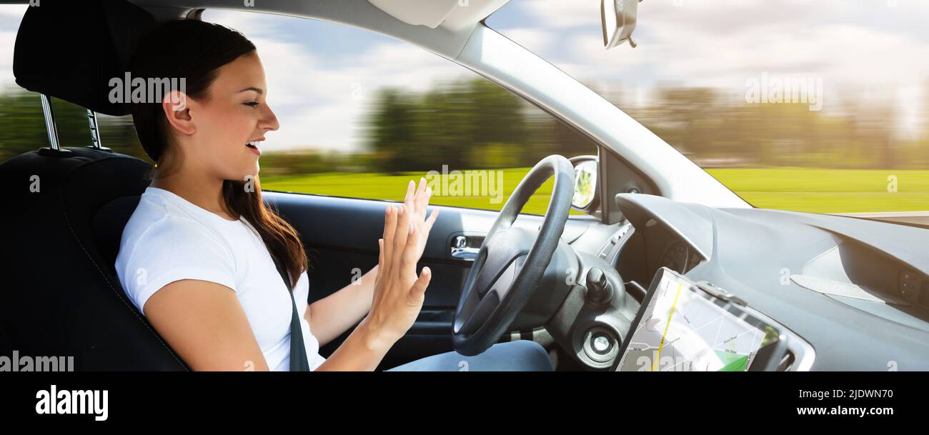 Seitliche Sicht auf eine junge Frau sitzt in modernen Autos fahren Stockfoto