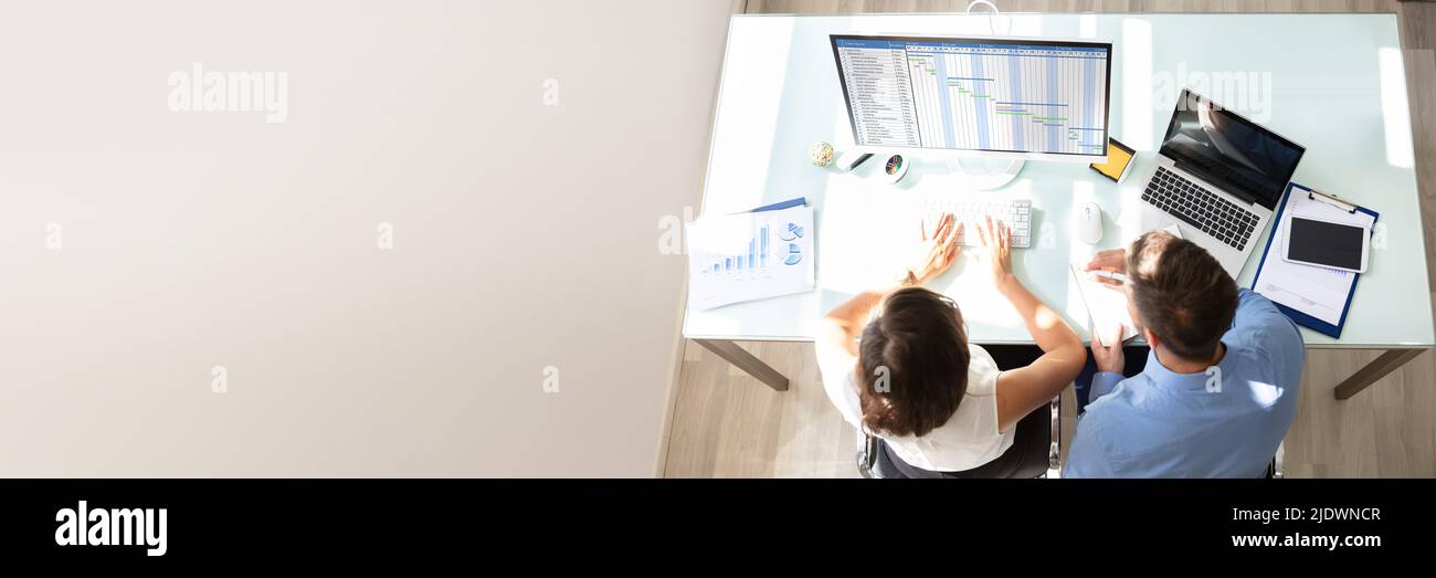 Ansicht von oben von zwei Geschäftsleute, die Analyse des Gantt-diagramms auf Computer im Büro Stockfoto