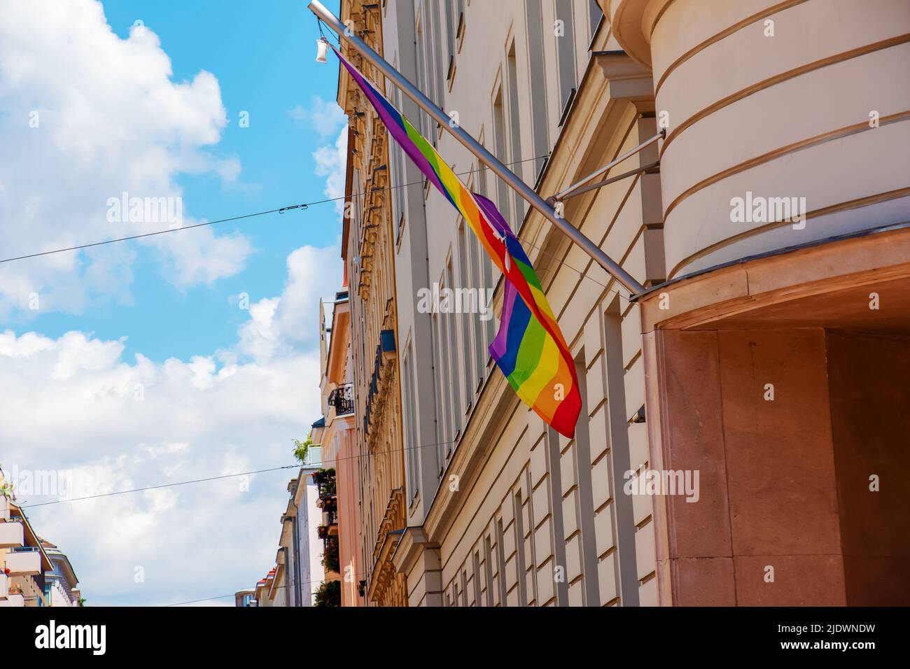 Eine LGBT-Stolzflagge auf einem Gymnasium in Wien. Stockfoto