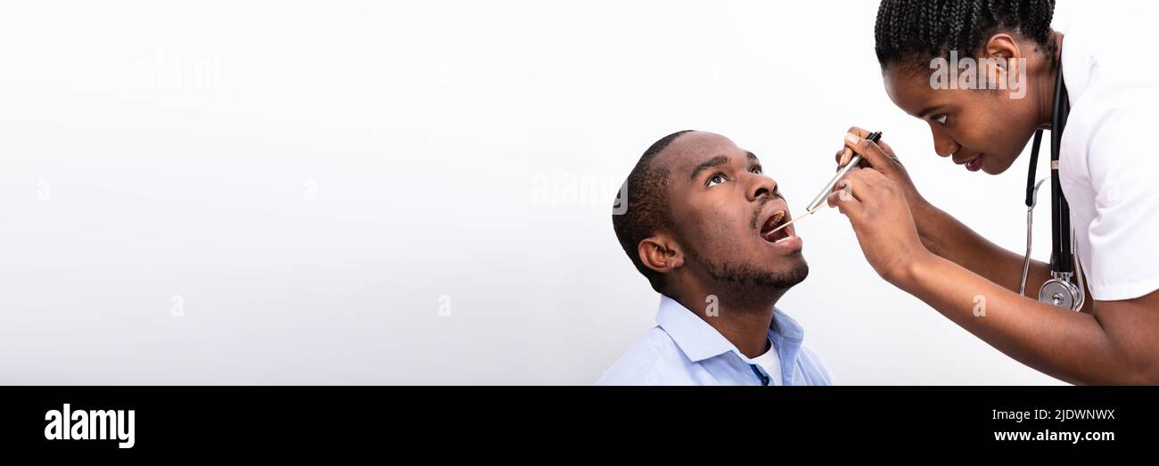 Ärztin der Mann Halsschmerzen mit Zungenspatel auf weißem Hintergrund Stockfoto