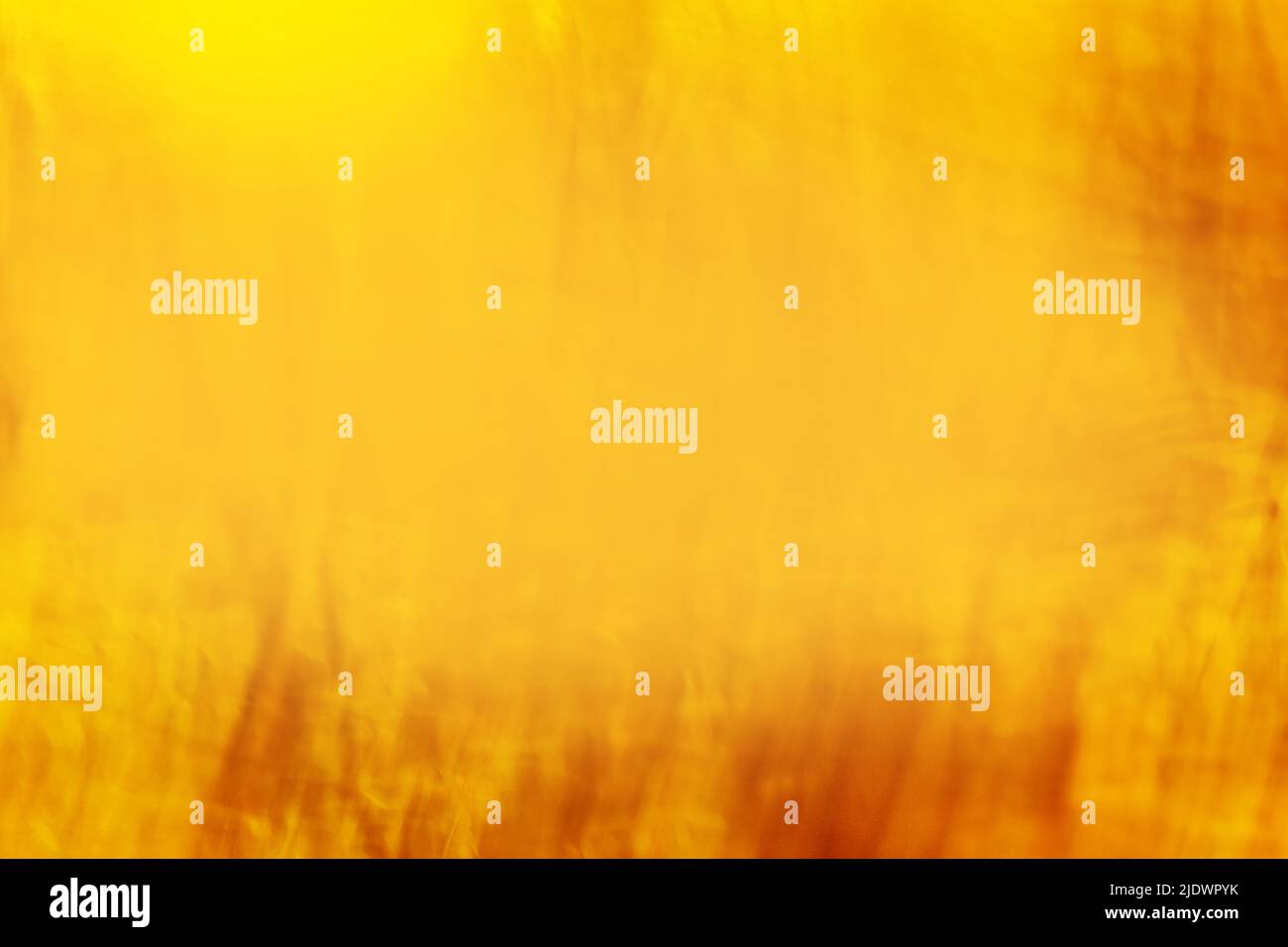 Goldene glitzernde, mellifluöse, honigfarbene Fluidwelle. Goldener Honig verschwommener strukturierter, leuchtend gelber Hintergrund. Stockfoto