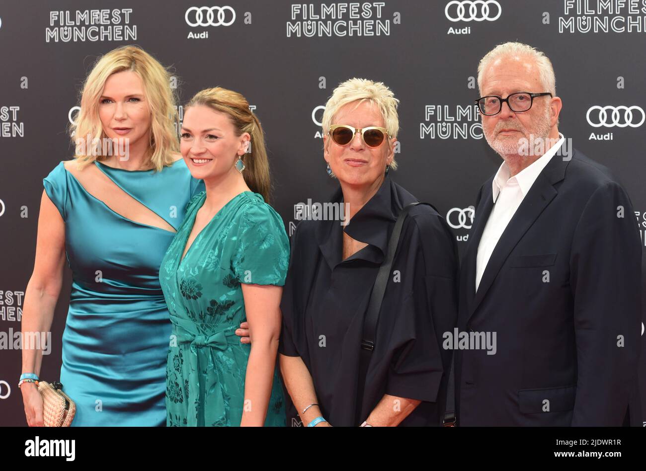 München, Deutschland. 23.. Juni 2022. Veronica Ferres (l-r), Schauspielerin, Judith Gerlach (CSU), Digitale Ministerin von Bayern, Doris Dörrie, Regisseurin, und Martin Moszkowicz, Produzent, Kommen Sie zum Filmfestival in der Isarphilharmonie. Das Festival zeigt Filme aus aller Welt bis zum 2. Juli. Quelle: Felix Hörhager/dpa/Alamy Live News Stockfoto