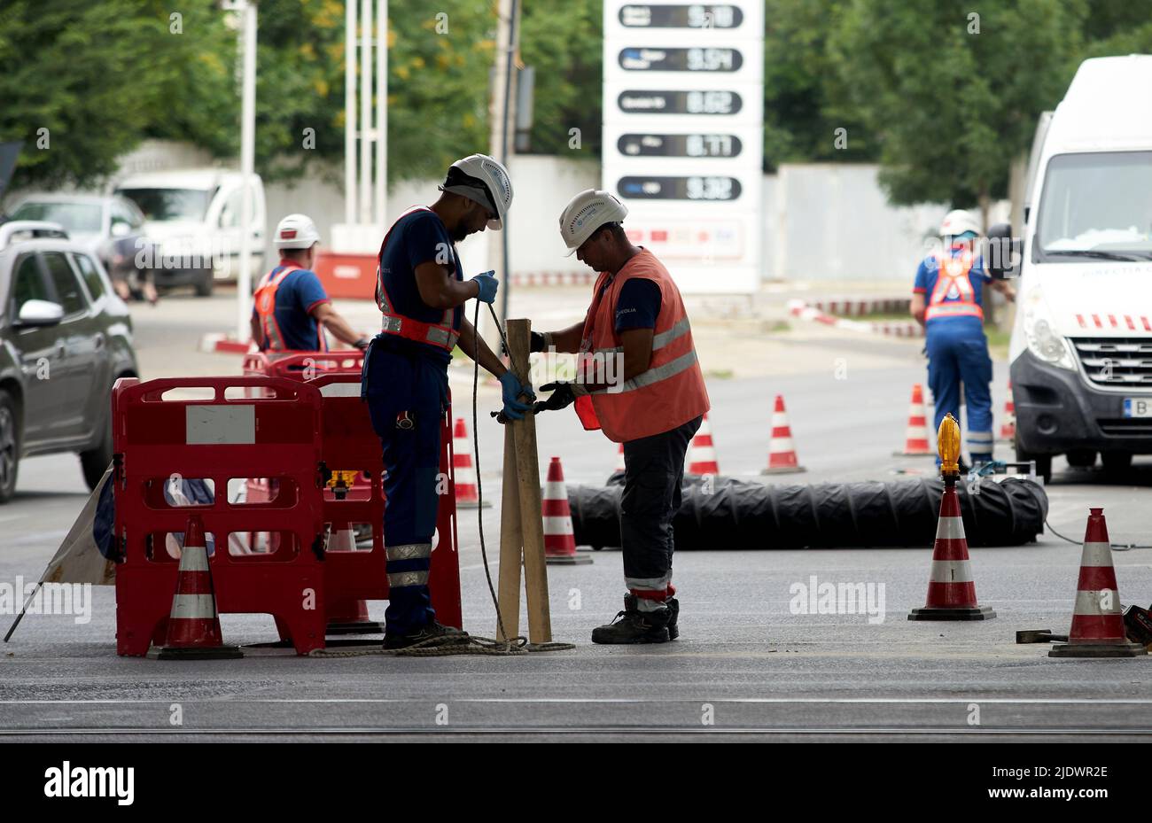 Bukarest, Rumänien – 23. Juni 2022: Einige Arbeiter führen Wartungsarbeiten am öffentlichen Kanalnetz durch. Dieses Bild ist nur für redaktionelle Zwecke bestimmt. Stockfoto