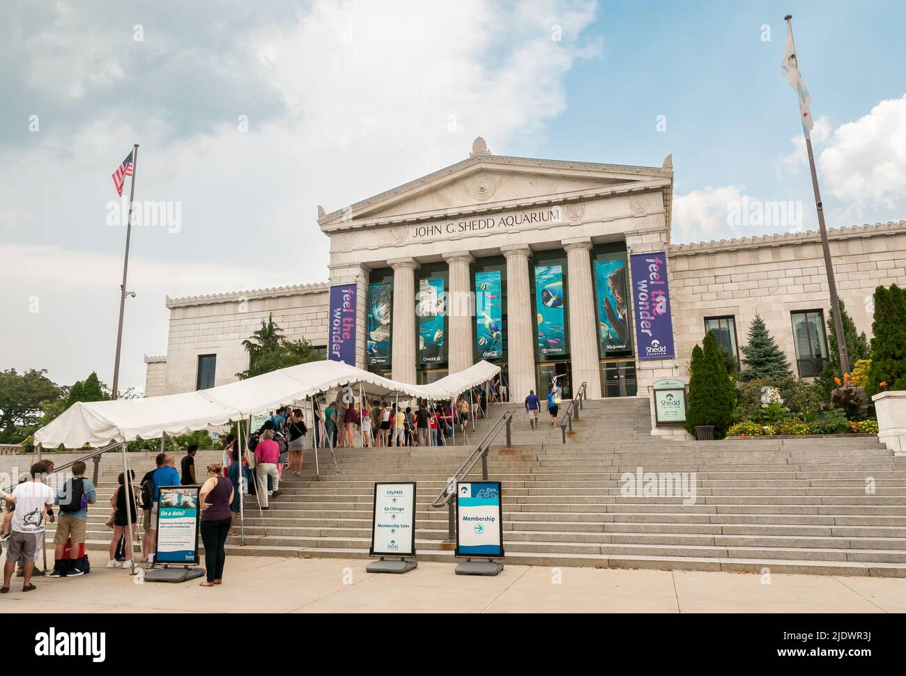 Chicago, Illinois, USA - 25. August 2014: Die Besucher des Shedd Aquarium Gebäudes, ist ein öffentliches Aquarium, das sich am Lake Michigan, auf dem Lake Michigan, befindet Stockfoto