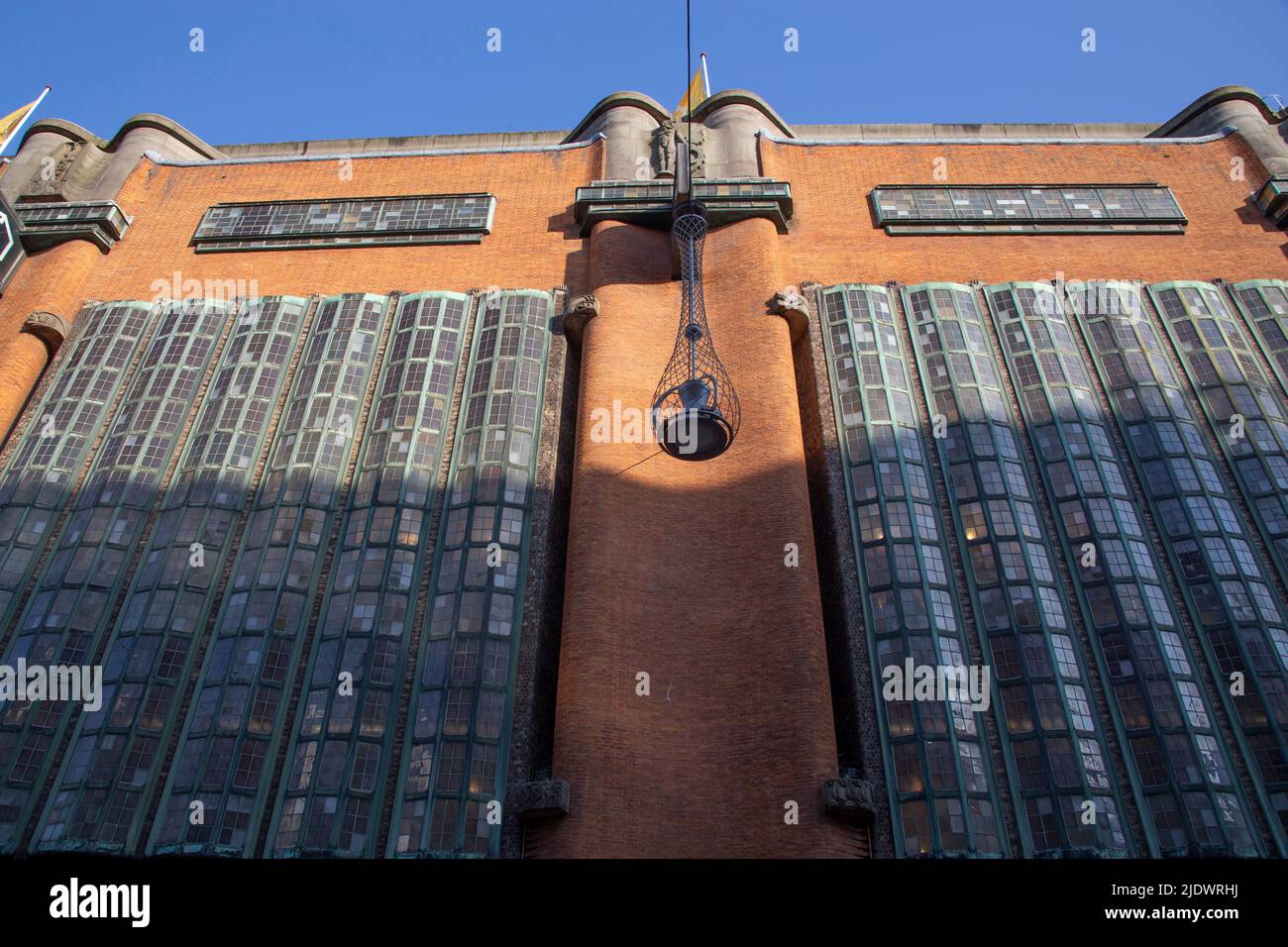 Das Kaufhaus De Bijenkorf befindet sich in einem der bekanntesten und wichtigsten Beispiele der Architektur der Amsterdamse School, Den Haag Niederlande Stockfoto
