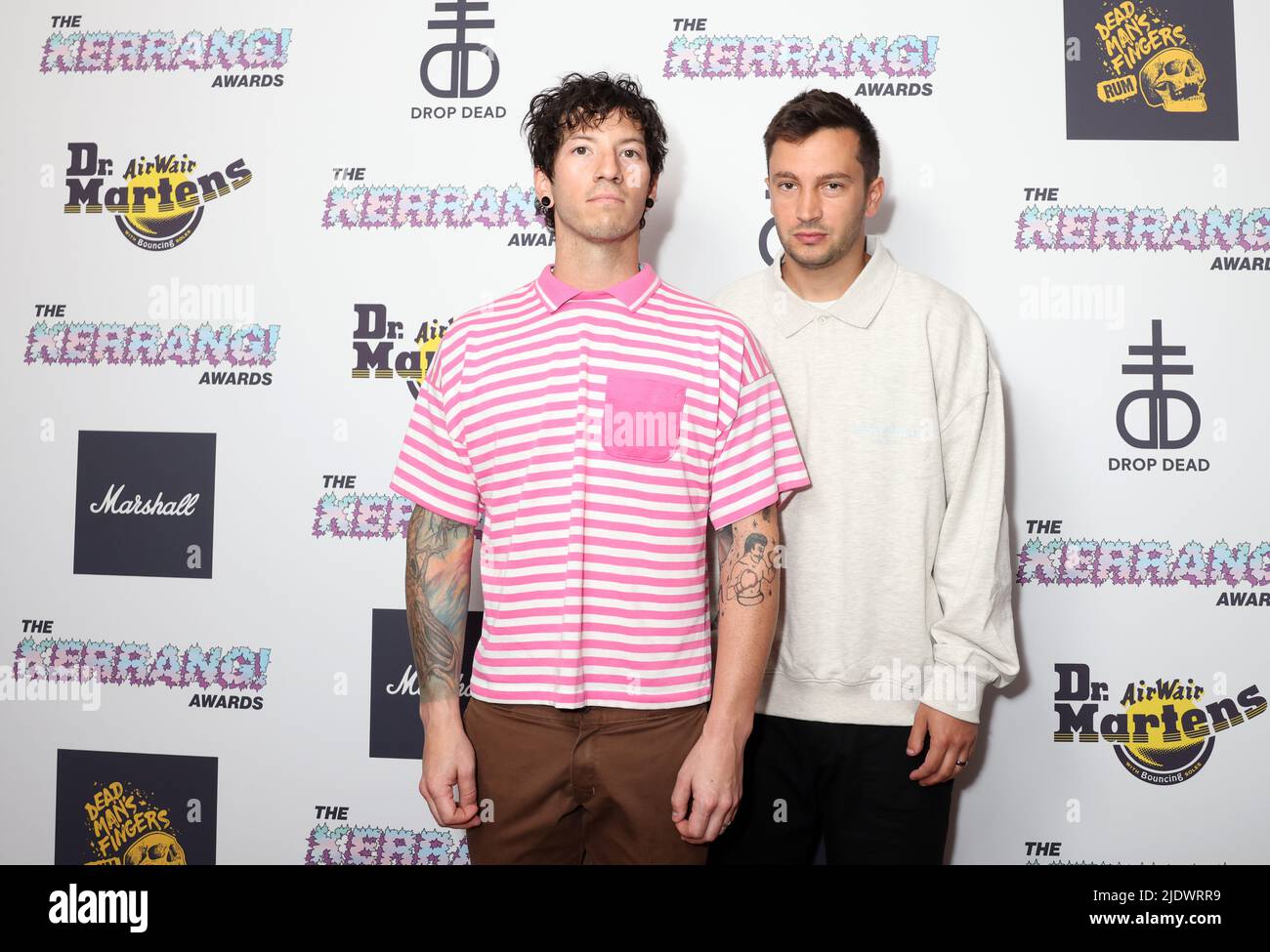 Nick Thomas (links) und Tyler Joseph von 21 Piloten, die am Kerrang teilnehmen! Auszeichnungen 2022 in Shoreditch Town Hall, East London. Bilddatum: Donnerstag, 23. Juni 2022. Stockfoto