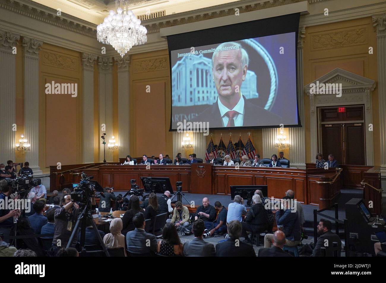 WASHINGTON, DC? 23. JUNI: Ein Video von Jeffrey Rosen wird auf einem Bildschirm gezeigt, während das Auswahlkomitee des Repräsentantenhauses am 6. Januar eine Anhörung auf dem Capitol Hill am Donnerstag, 23. Juni 2022, abhält. (Foto von Demetrius Freeman/Pool/Sipa USA) Stockfoto