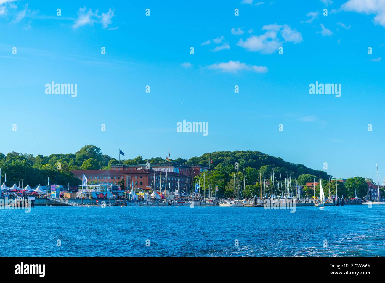 Blick auf die Kiellinie Promenade entlang der Kieler Förde, Regierungsgebäude, Kieler Woche 2022, Hafenblick Kiel, Schleswig-Holstein, Norddeutschland Stockfoto