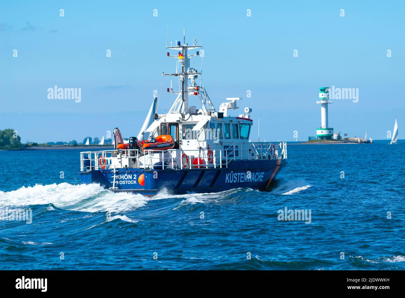 Leuchtturm Fridrichsort, Kiel, Bundespolizeiboot, Segelboot auf Kiel Fjord, Ostsee, Schleswig-Holstein, Norddeutschland Stockfoto