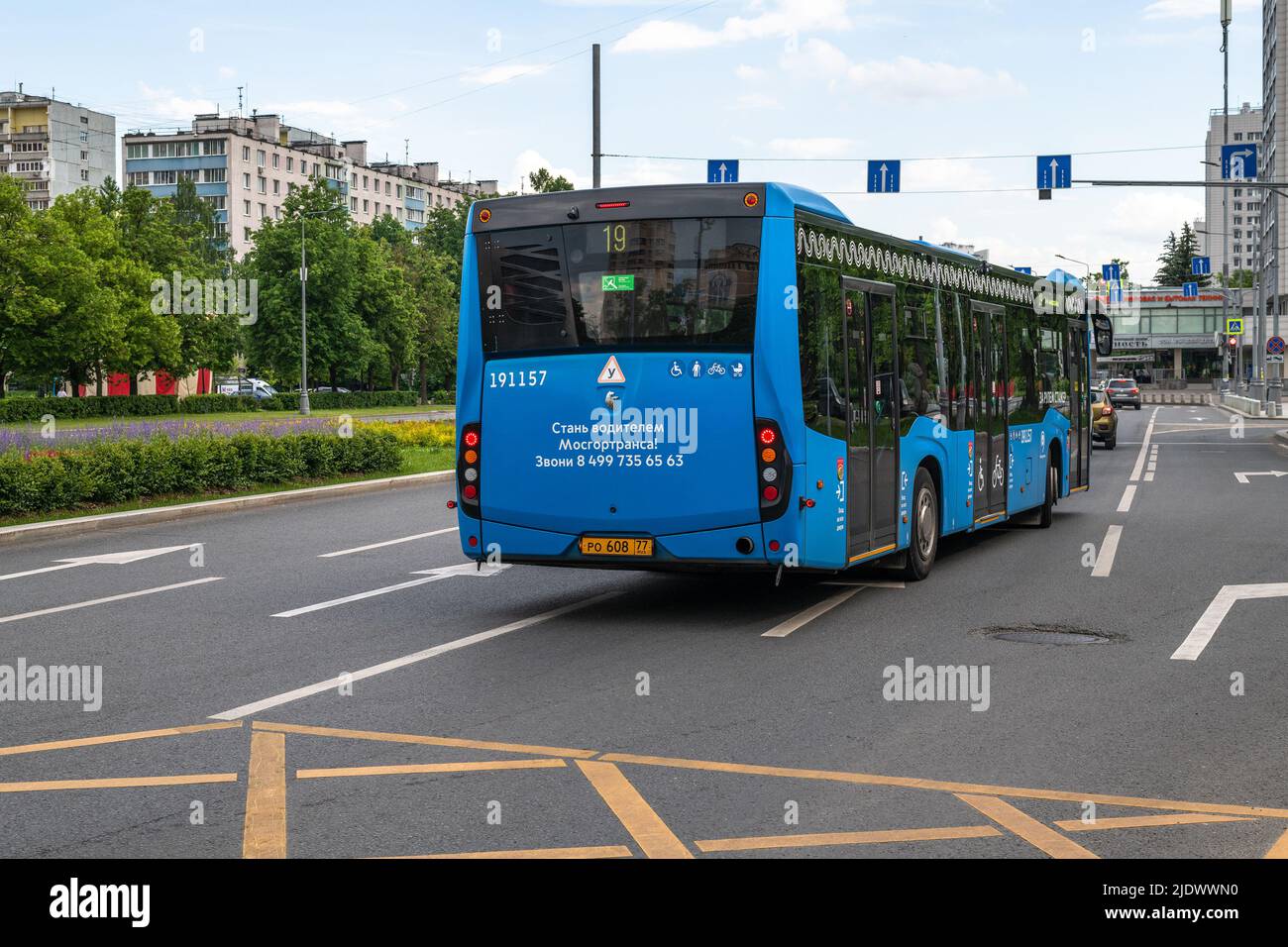 Moskau, Russland - Juni 14. 2022. Bus auf der Central Avenue in Selenograd Stockfoto