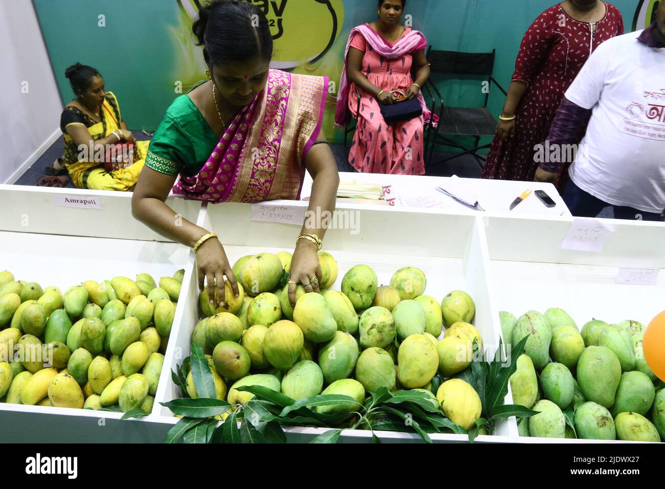 Die Eröffnungssitzung von Bengalen Mango Utsav 2022 wurde vom Bürgermeister von Kalkutta, Shri Firhad Hakim, Herrn Subrata Saha Hon'ble Minister for Food Processing Industries & Horticulture, Government of West Bengal, Dr. Subrata Gupta zusätzlicher Chief Secretary, Department of Food Processing Industries and Horticulture, Regierung von Westbengalen, Sovandeb Chattopadhyay, Minister für Strom und nichtkonventionelle Energie, Regierung von Westbengalen und Dr. Rajeev Singh, Generaldirektor der indischen Handelskammer. Bengal Mango Utsav von 2012 und mit dem Ziel, die Bengalen Mango und Mango zu fördern Stockfoto