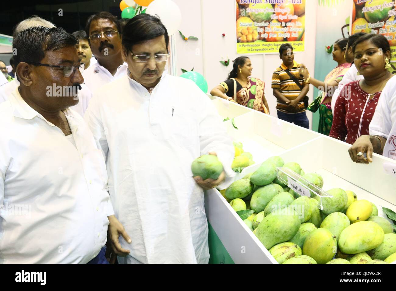 Die Eröffnungssitzung von Bengalen Mango Utsav 2022 wurde vom Bürgermeister von Kalkutta, Shri Firhad Hakim, Herrn Subrata Saha Hon'ble Minister for Food Processing Industries & Horticulture, Government of West Bengal, Dr. Subrata Gupta zusätzlicher Chief Secretary, Department of Food Processing Industries and Horticulture, Regierung von Westbengalen, Sovandeb Chattopadhyay, Minister für Strom und nichtkonventionelle Energie, Regierung von Westbengalen und Dr. Rajeev Singh, Generaldirektor der indischen Handelskammer. Bengal Mango Utsav von 2012 und mit dem Ziel, die Bengalen Mango und Mango zu fördern Stockfoto